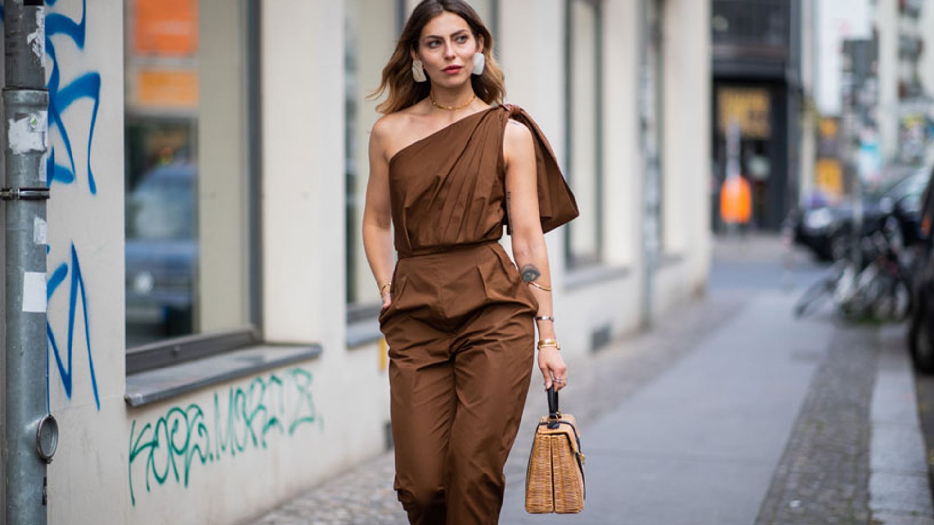 Especiales, asequibles y de tendencia: accesorios que transforman incluso el look de invitada más sencillo