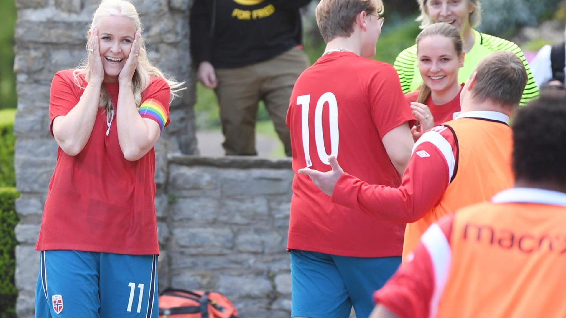 ¡Gooool! Ingrid Alexandra de Noruega, junto a su familia, disputa un partido de fútbol antes de su gran debut