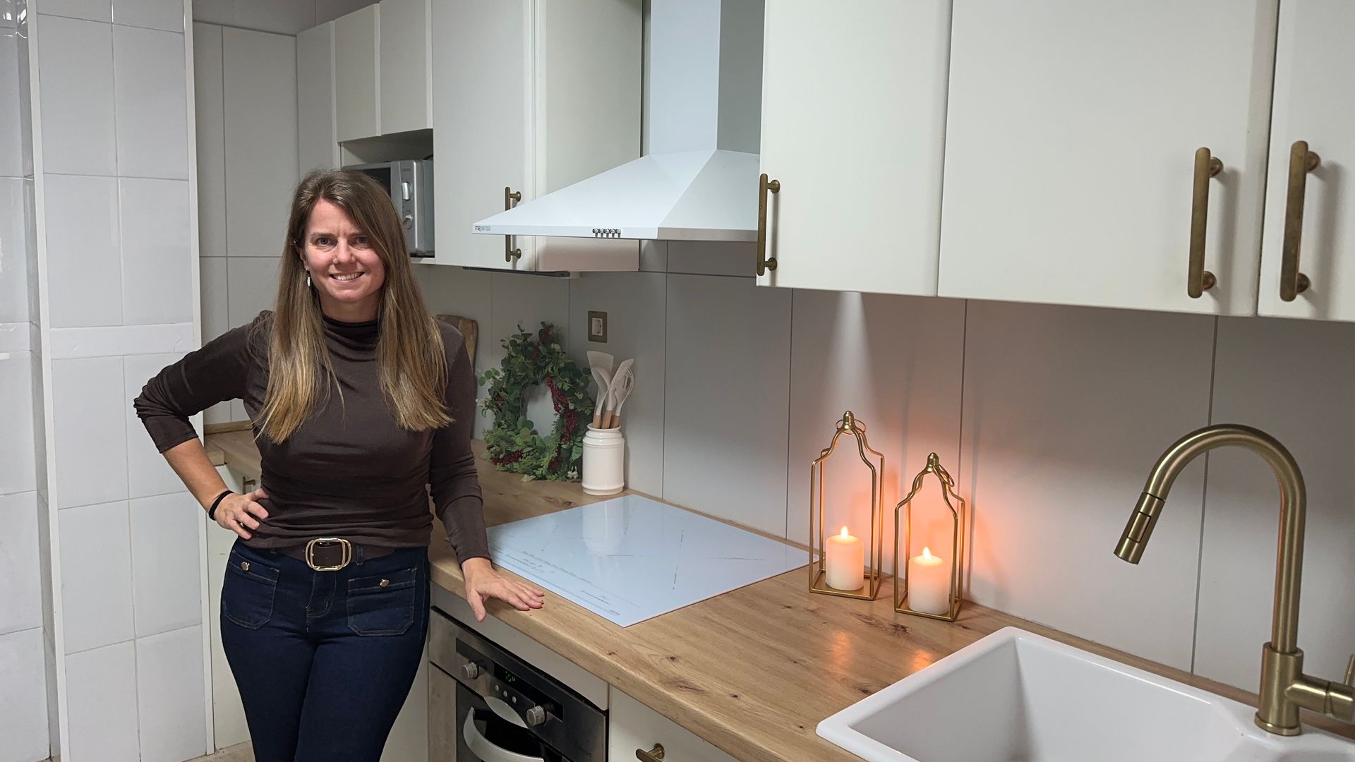 Retrato de Cristina Senán (@CrisDecoLove) en la cocina de su casa