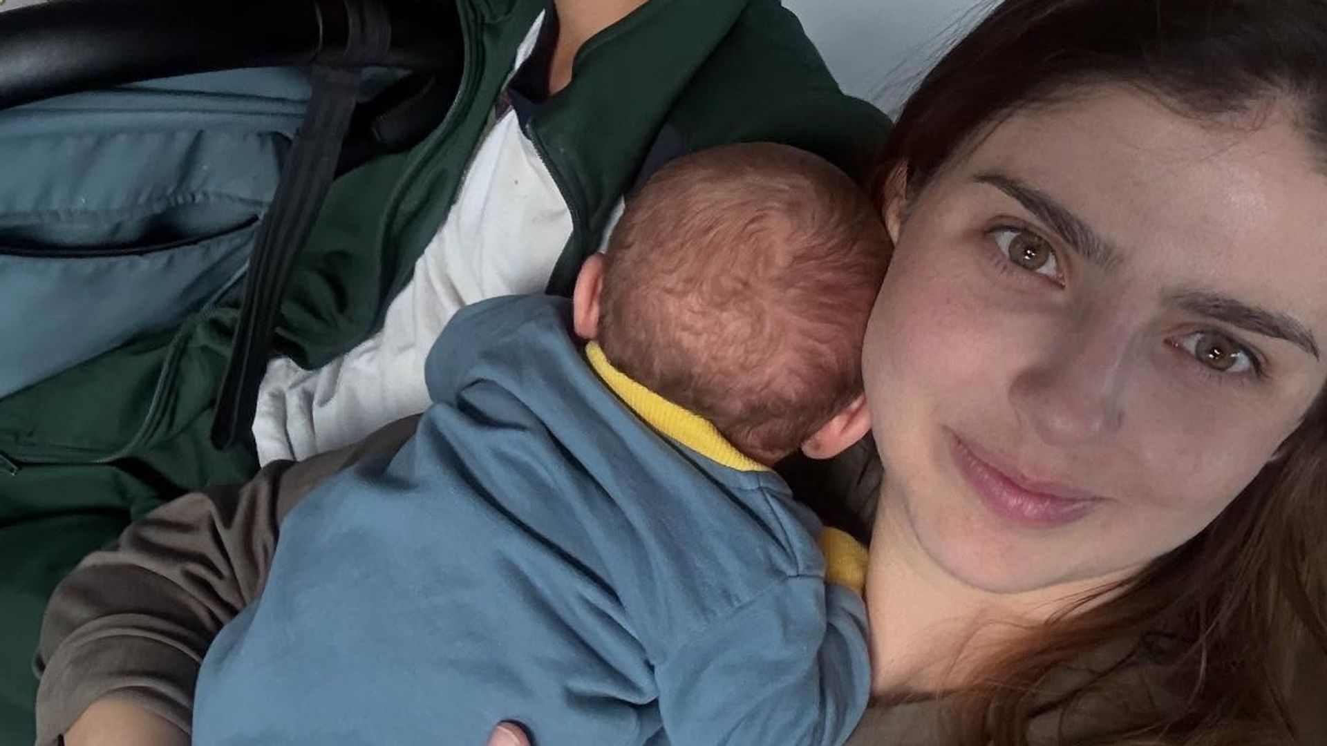 Michelle Renaud con sus tres hijos.