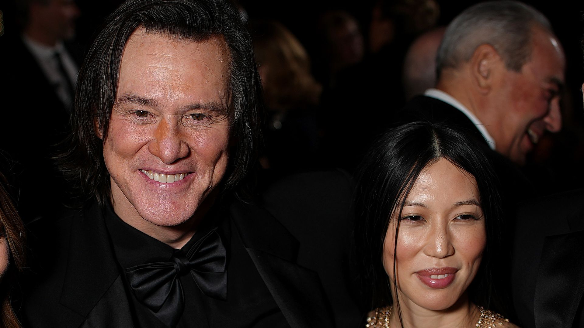 Jim Carrey con su hija, Jane, de 39 años (a la izquierda de la imagen) y su novia, Min Ah, de 33, (a la derecha) y su nieto Jackson, de 16, en la entrega de los premios Cesar