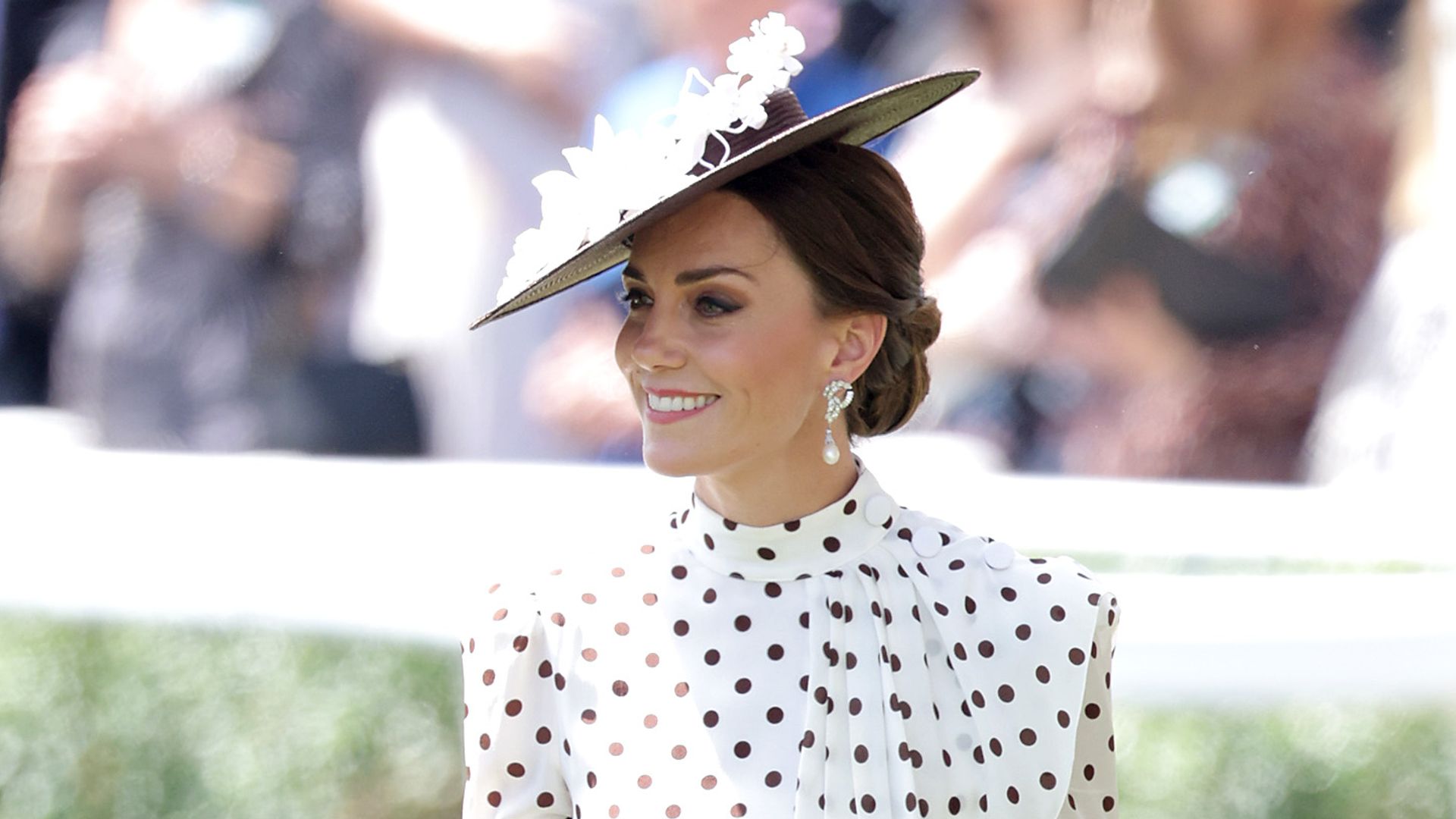 Las invitadas que apuestan por tocados en las bodas encuentran en estos 12 peinados de las 'royals' la mejor inspiración