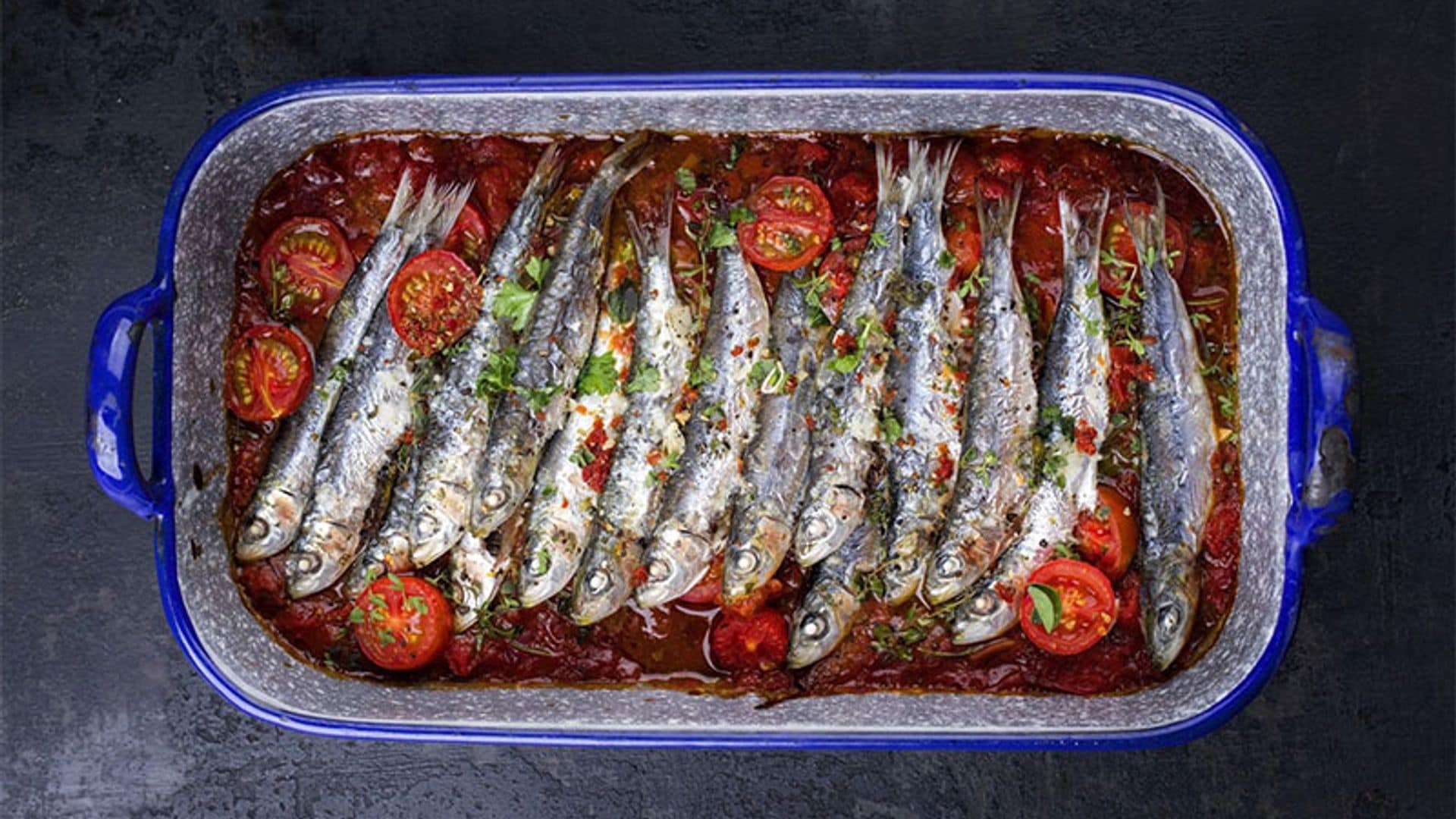 Sardinas asadas con ajo, tomate y hierbas aromáticas