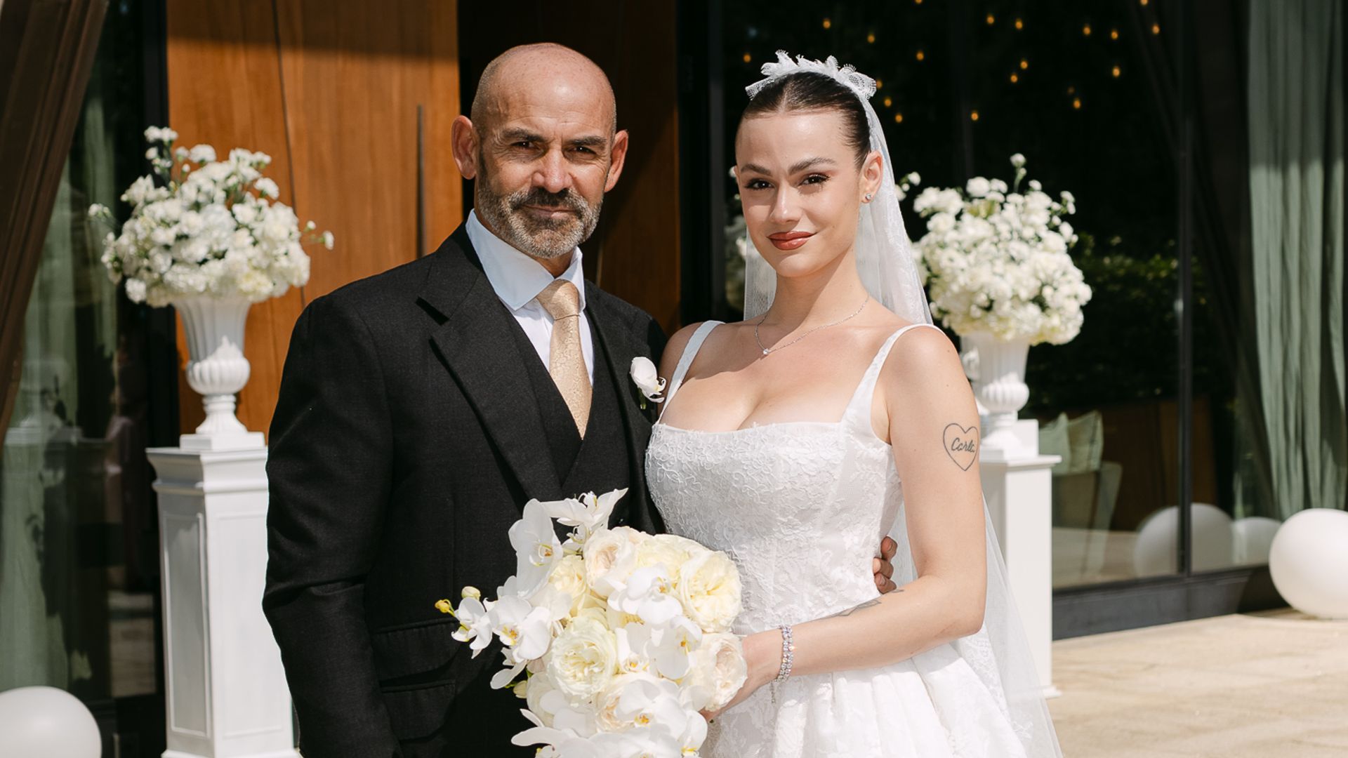 Nadia Jémez junto a Paco Jémez, su padre, en el primer posado minutos antes de poner rumbo al altar