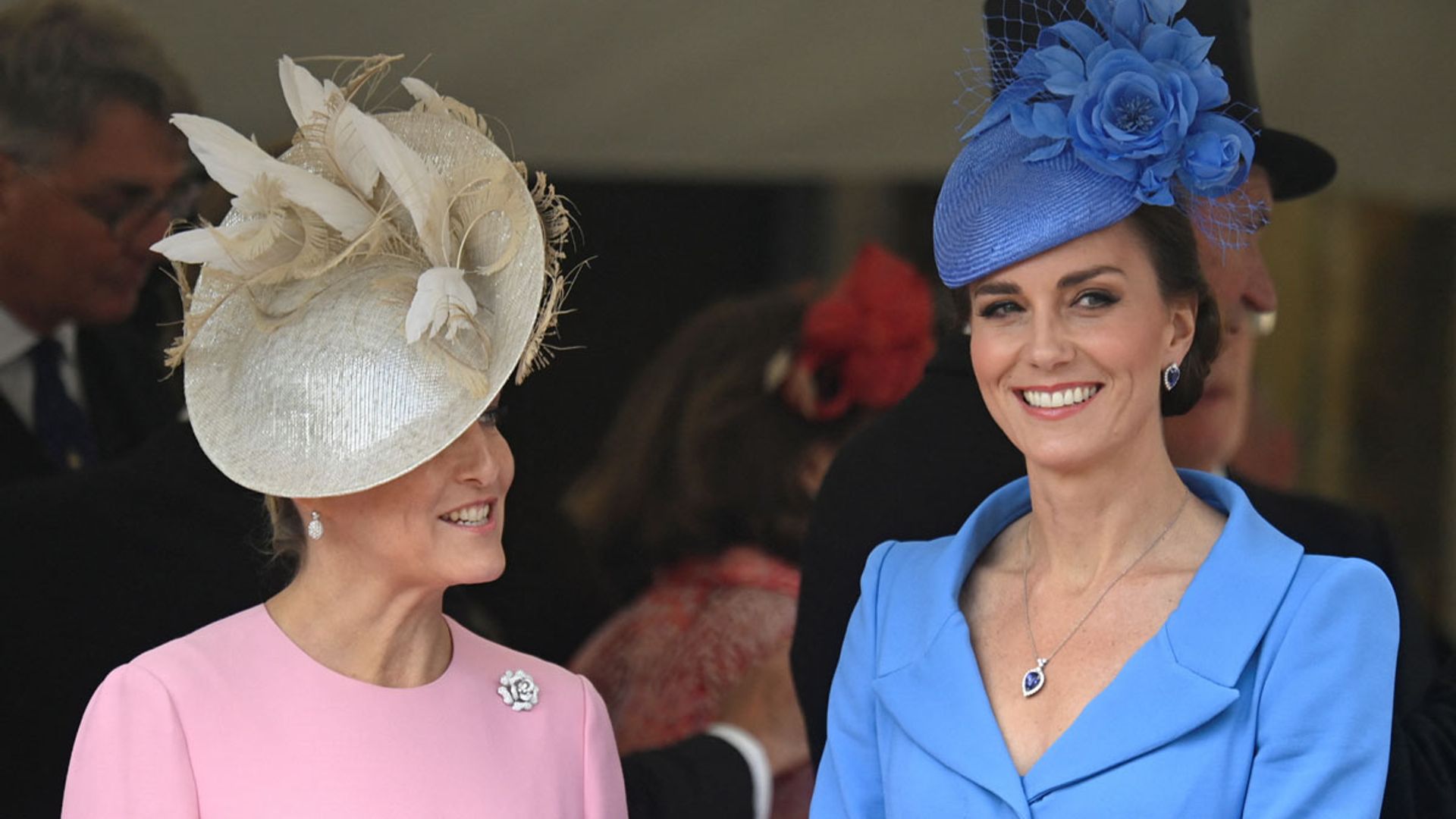 Kate Middleton se rinde al 'total look' con vestido, complementos y joyas en azul
