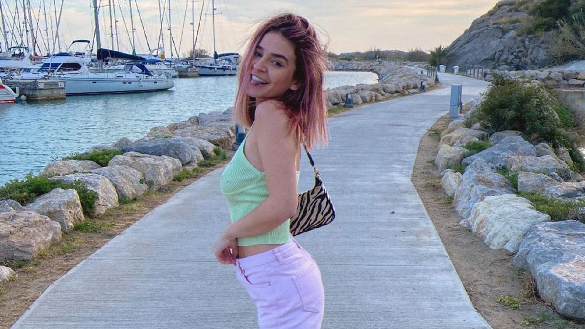 ¿La mejor combinación para un pantalón ancho? Un top de punto como el de Laura Escanes