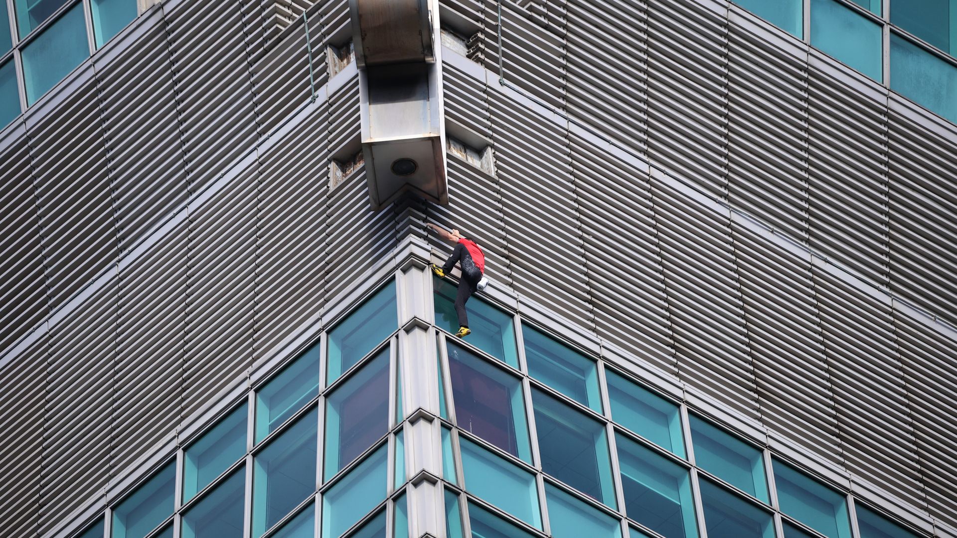 Las impactantes imágenes de Alex Honnold, el hombre que desafió a la muerte en lo alto de un rascacielos