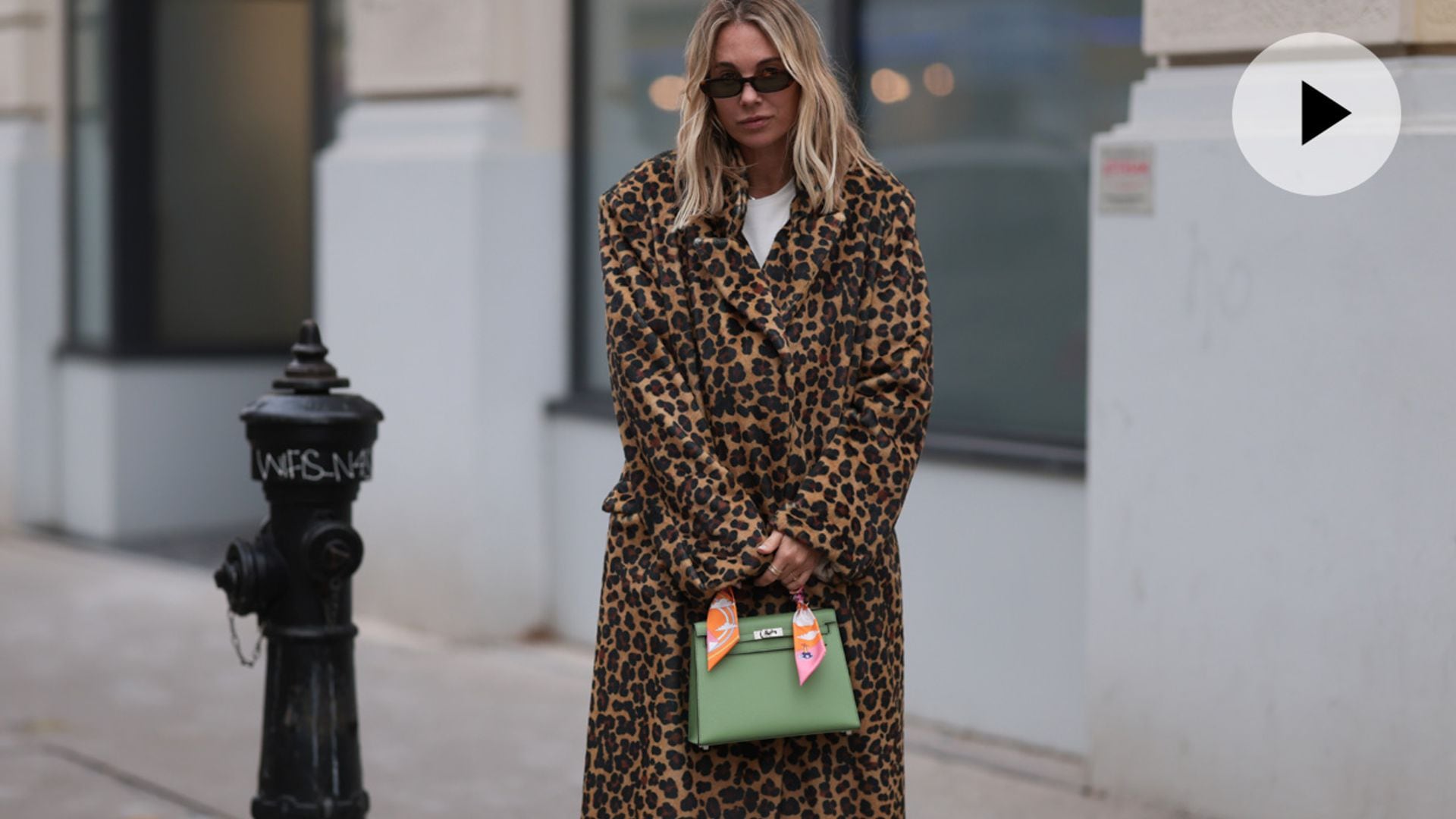 Los abrigos estampados que aportan color y resuelven cualquier look de básicos en invierno