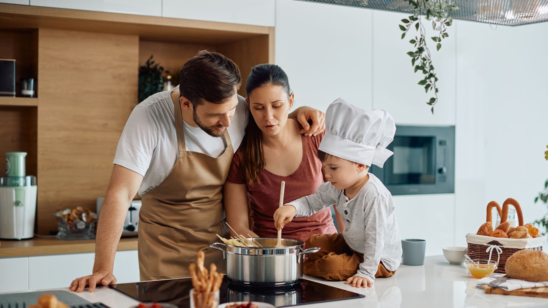 padres cocinando con su hijo espaguetis