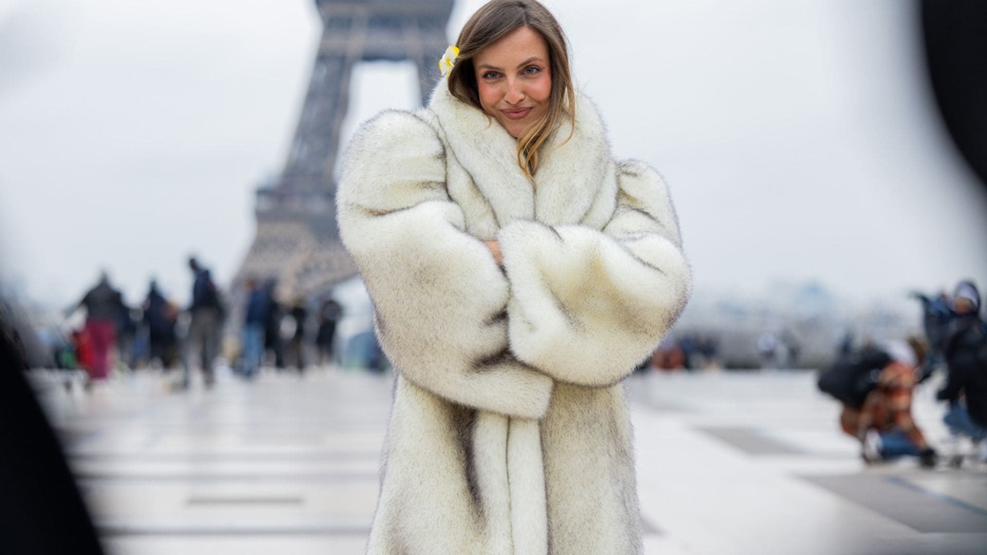 Te presentamos a Carla Ginola, la 'influencer' que triunfa en París con sus looks imposibles