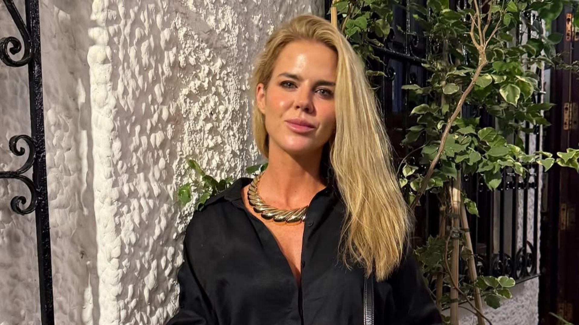 Amelia Bono conquista Marbella con el look negro más elegante del verano: camisa de lino, collar XL y un bolso 'vintage'