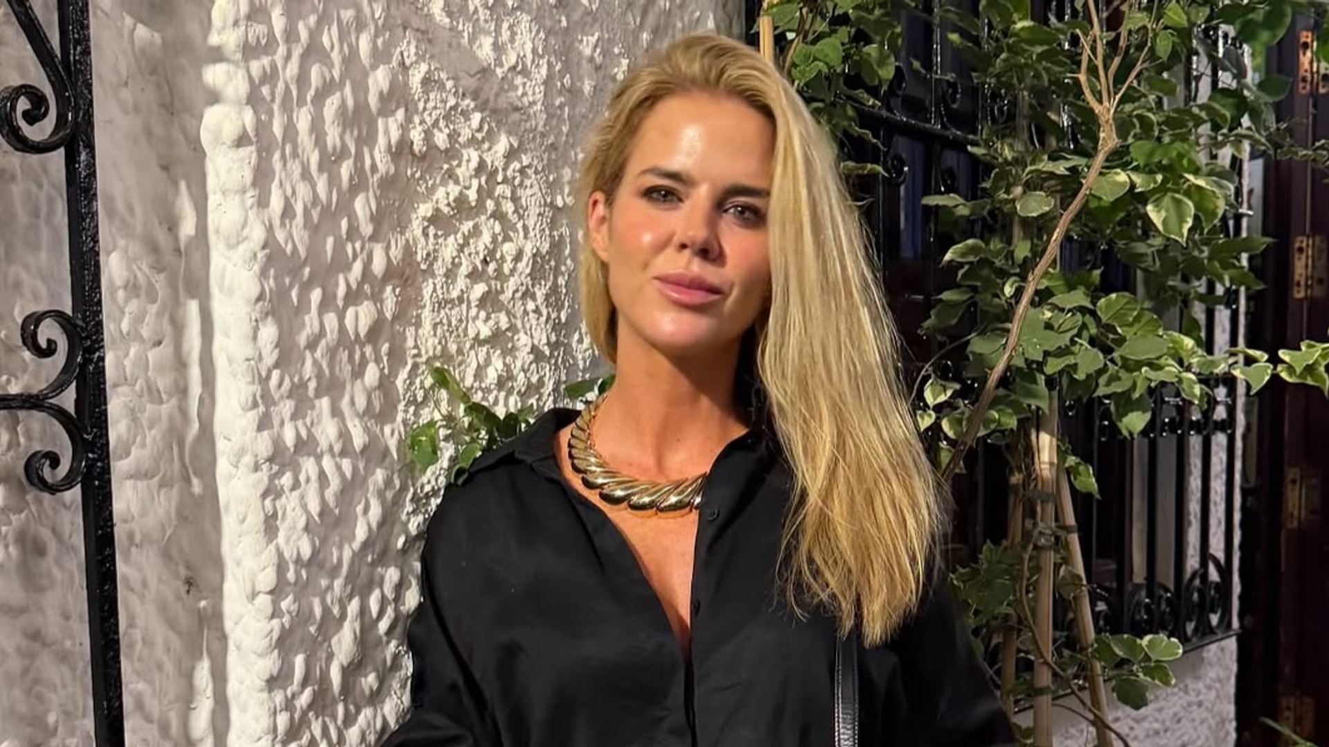 Amelia Bono de vacaciones de verano en Marbella con un look negro, 2026