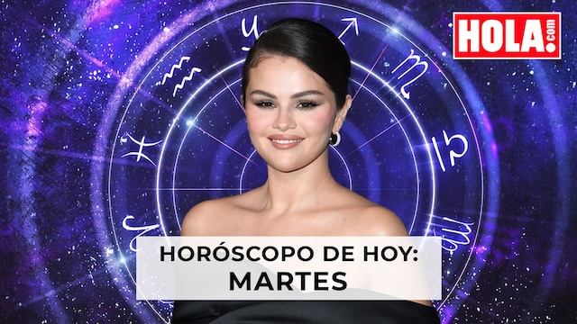 Selena Gómez con la rueda del zodiaco detrás 
