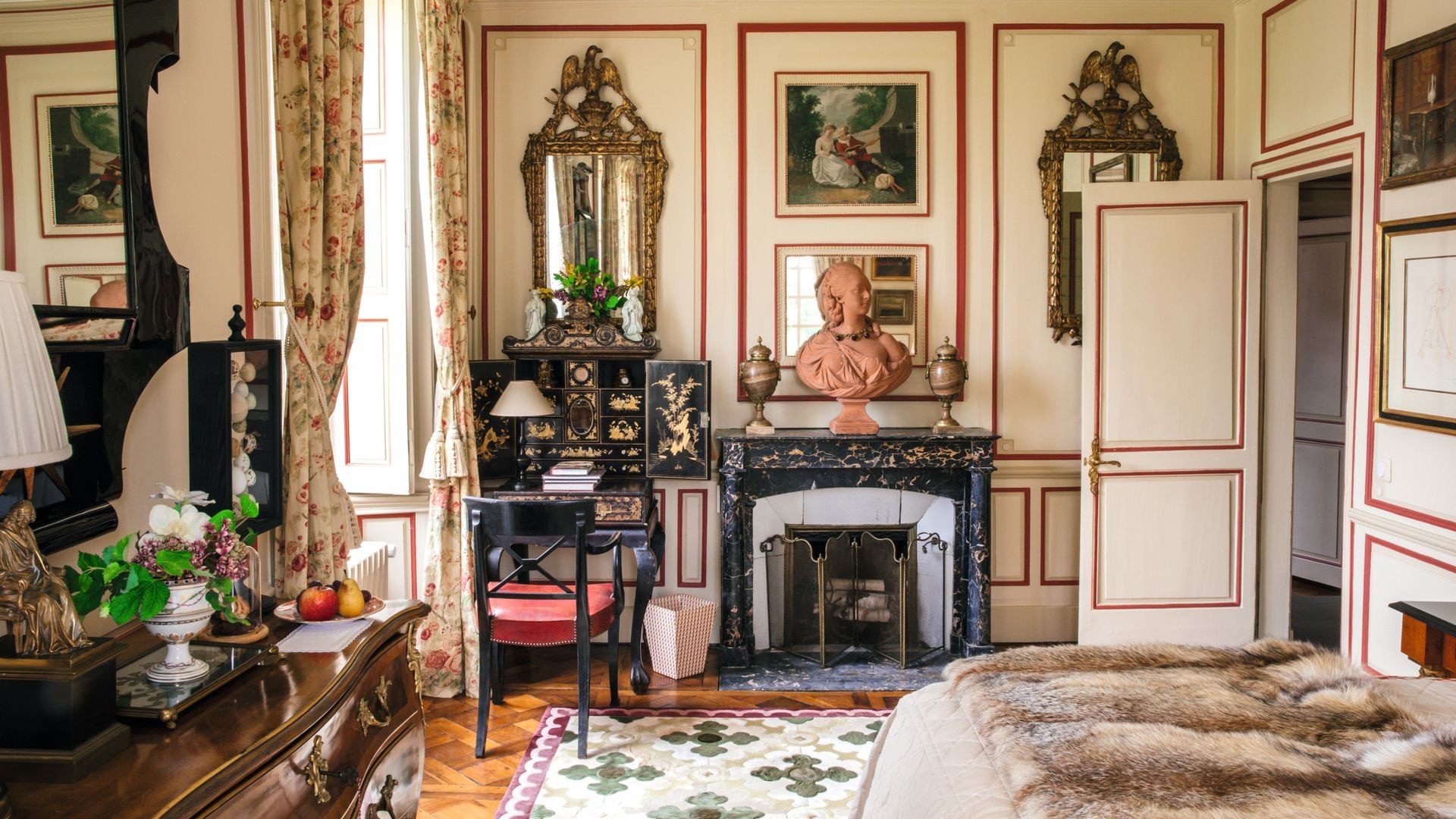 Habitación con chimenea, escritorio, y busto de mármol