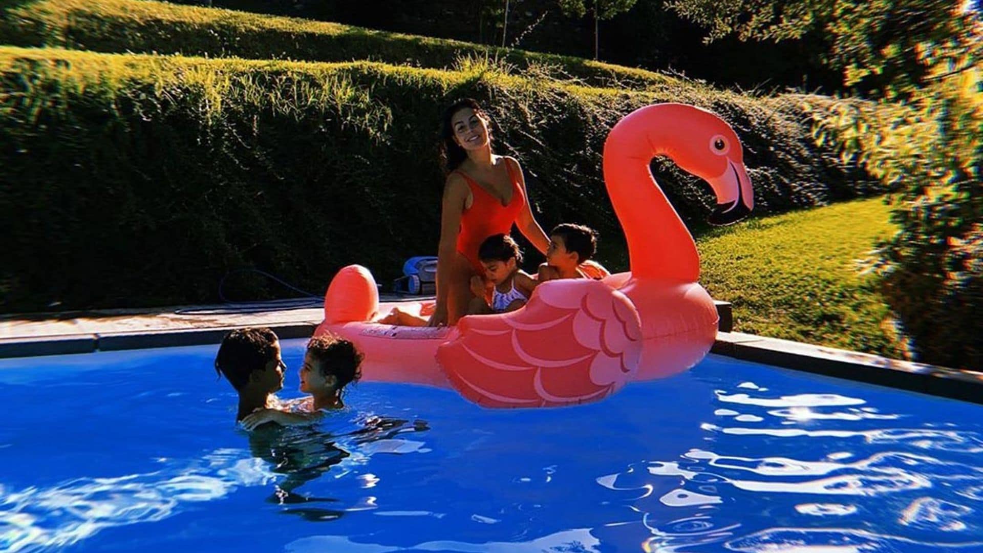 Un sandwich, un yate de lujo y un flamenco flotante... Georgina Rodríguez resume así su verano