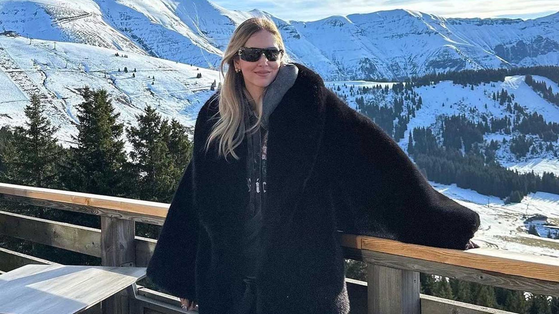 El abrigo de pelo de Chiara Ferragni es perfecto tanto para los looks de día como para los de noche