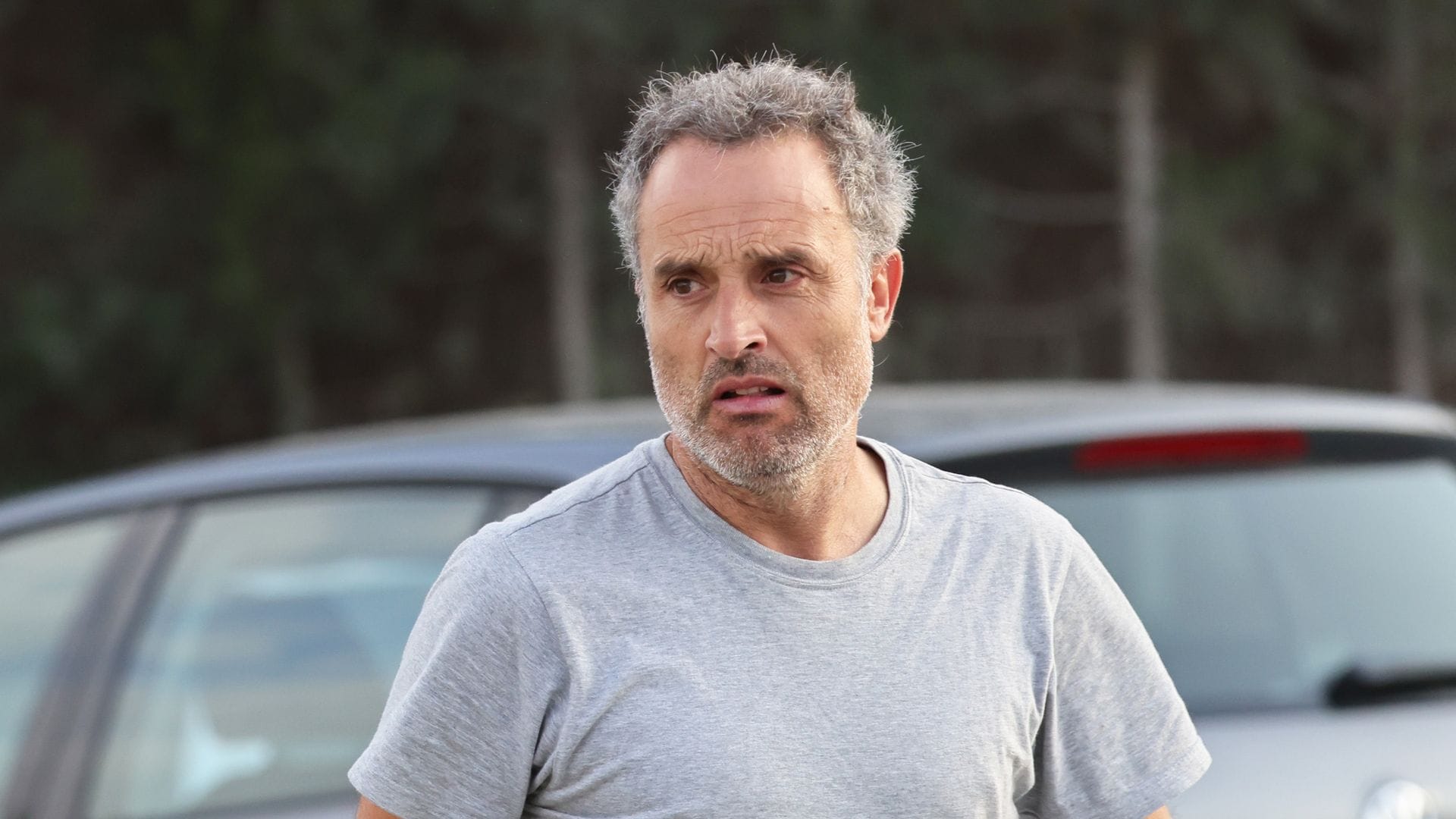 Daniel Guzmán en el tanatorio de Verónica Echegui en Madrid, 25 de agosto de 2025