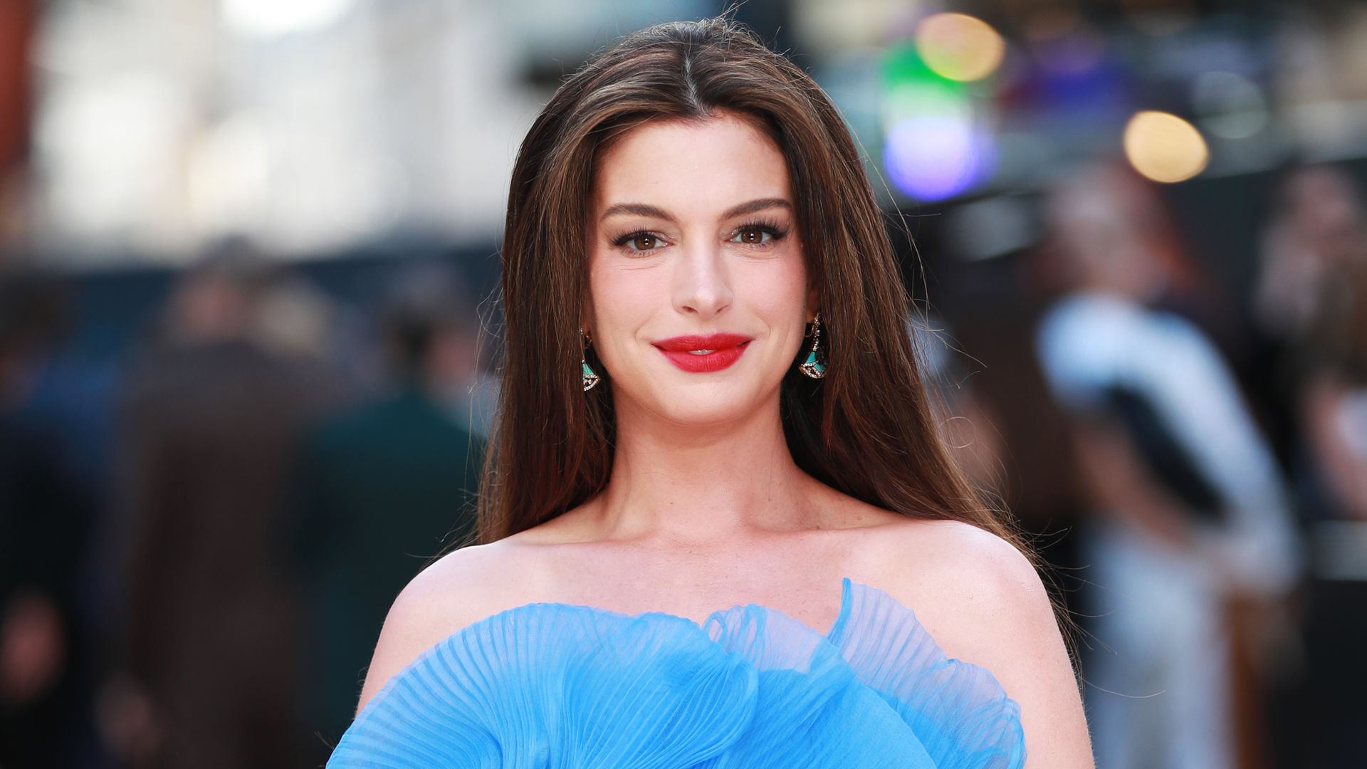 Anne Hathaway con vestido azul de Dior en la premiere de 'La Odisea' en Londres.