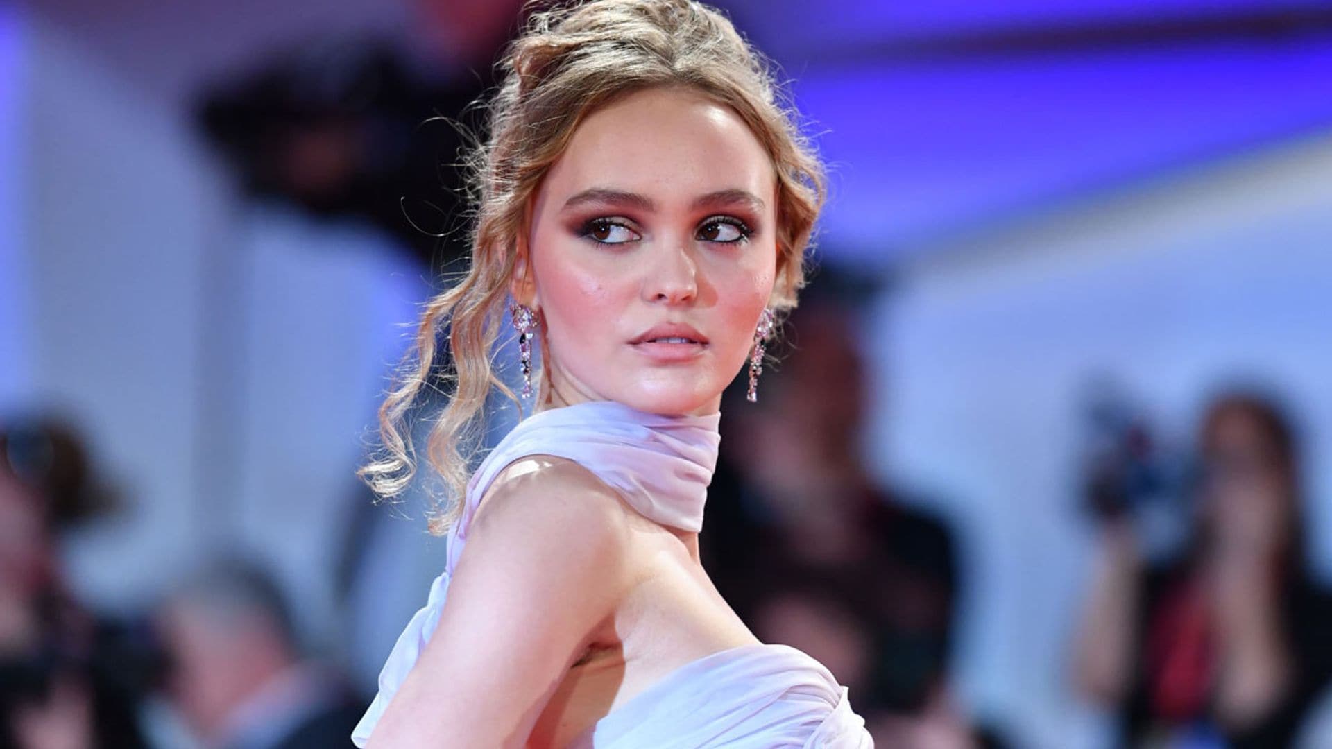 De desfilar para Karl Lagerfeld a arrasar en alfombras rojas: los 'momentazos' de moda de Lily Rose Depp