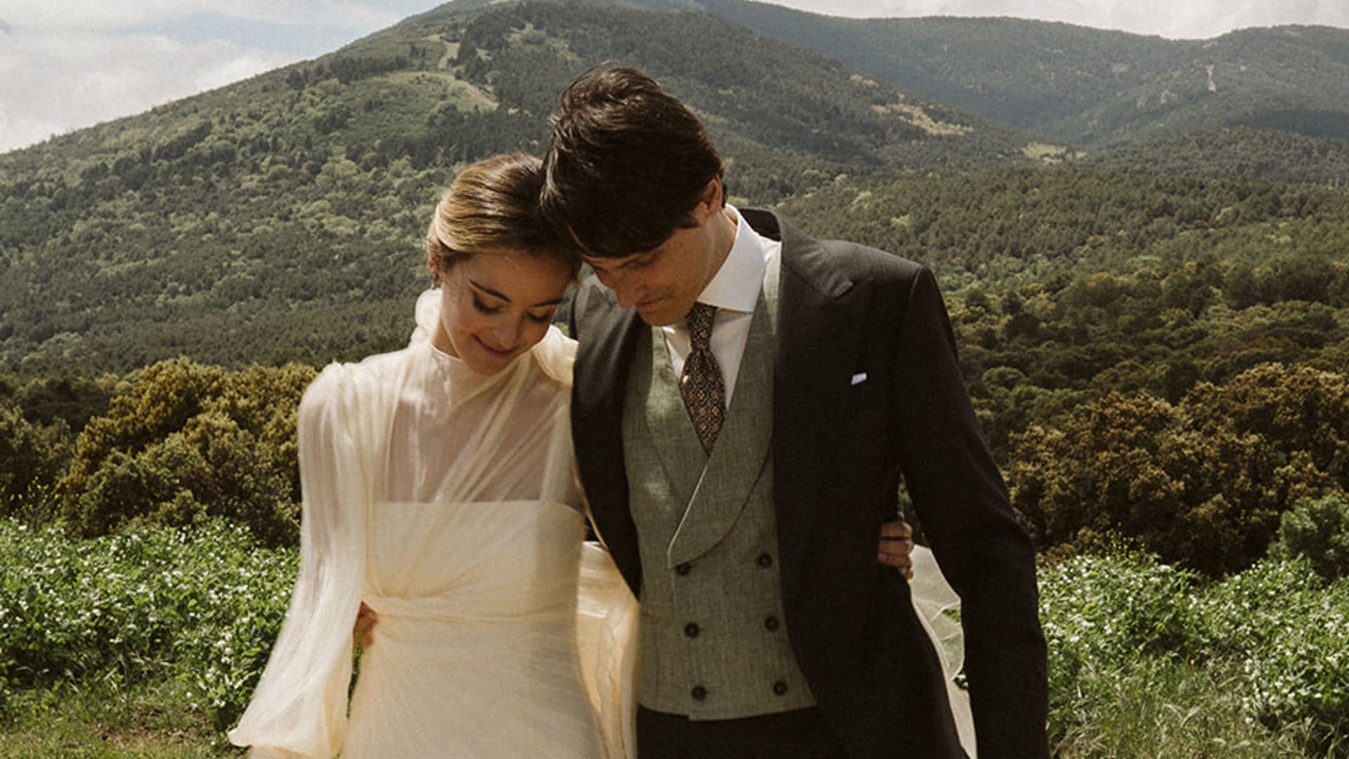 La boda de María en Madrid: un vestido de novia con blusa de gasa y una pulsera vintage de su abuela