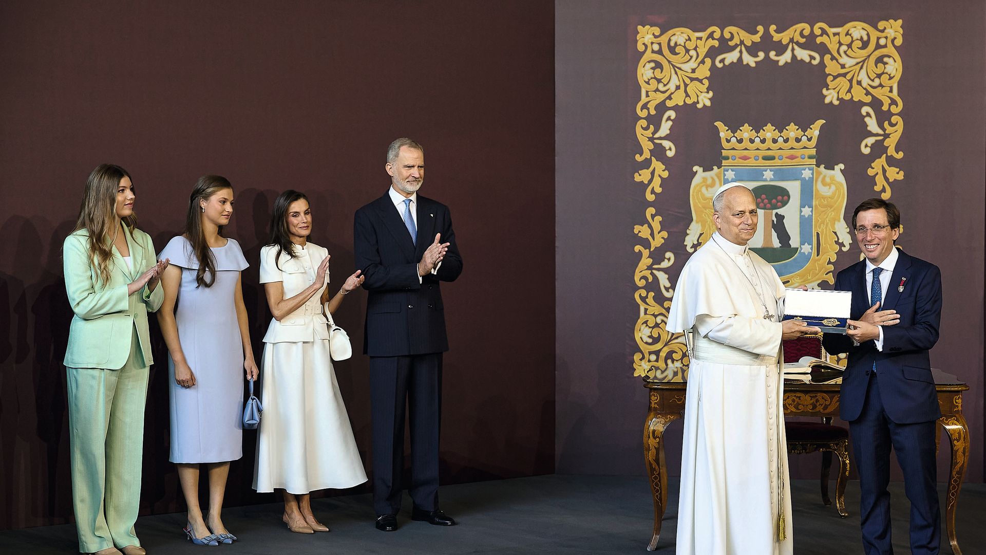 José Luis Martínez Almeida, alcalde de Madrid, entregó a León XIV, en el palacio de Cibeles, la Llave de Oro de la Villa de Madrid