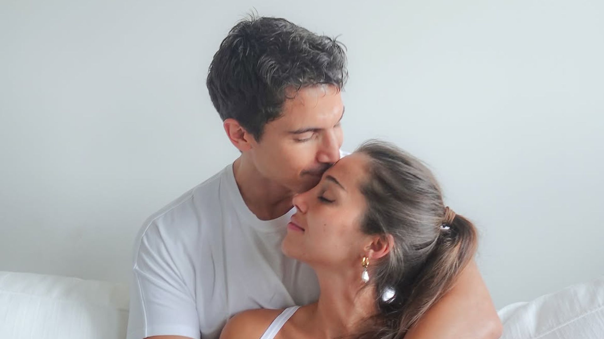 Álex González, como nunca le habíamos visto con su novia, Carla Virgós: "Por muchos más amaneceres juntos"