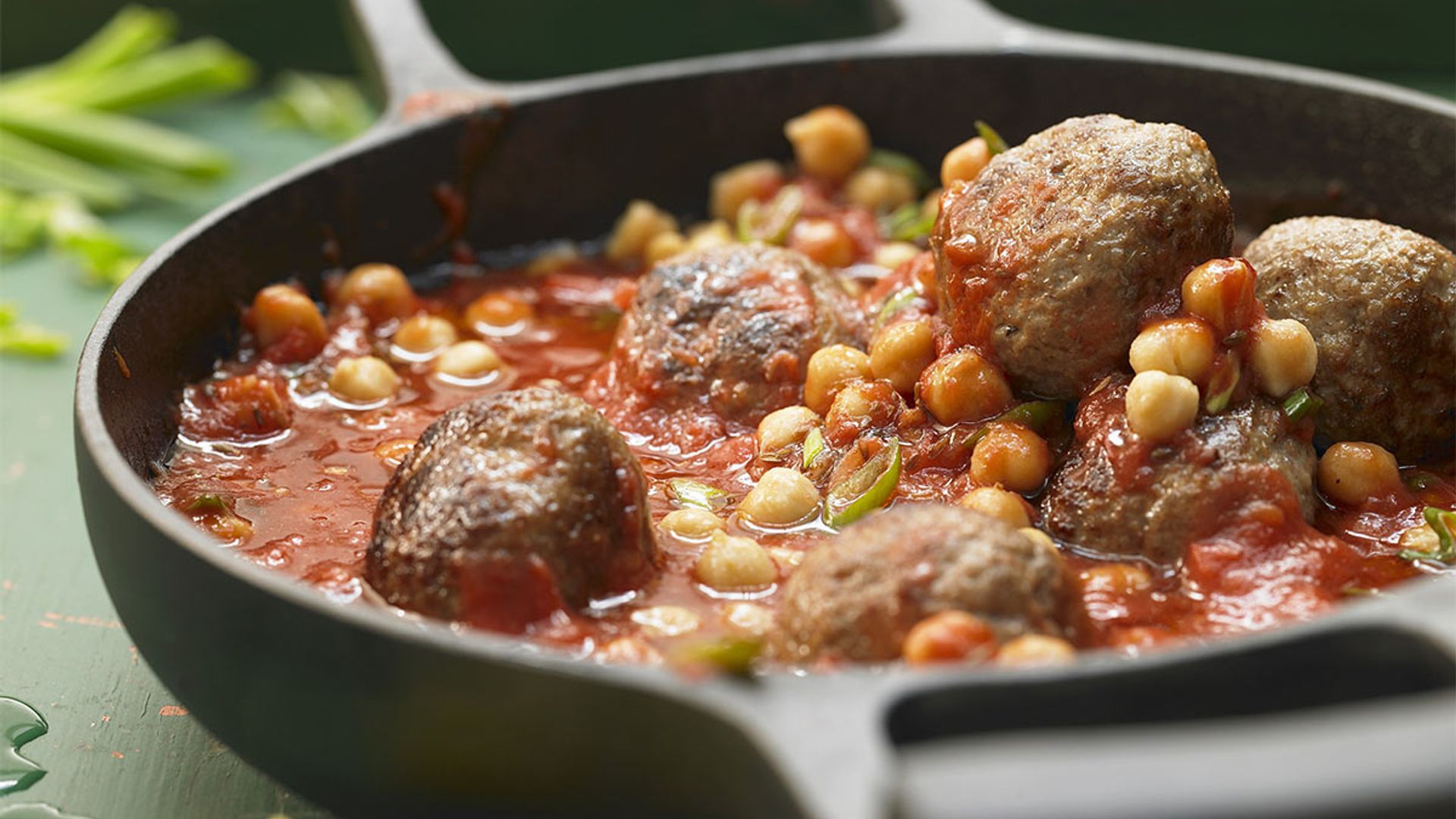Albóndigas con tomate y garbanzos
