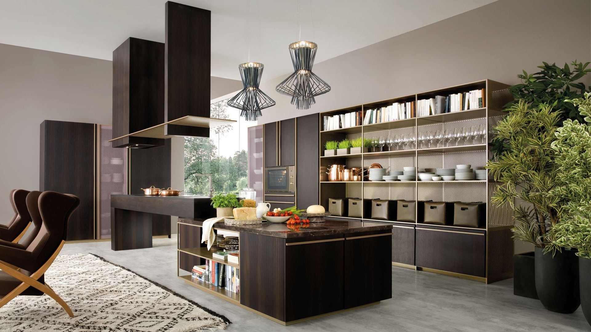Cocina con isla central, con muebles de madera oscura, estanterías abiertas con cestos y vajilla y cristalería a la vista, cocina abierta al salón, campanas de techo, lámparas de techo 