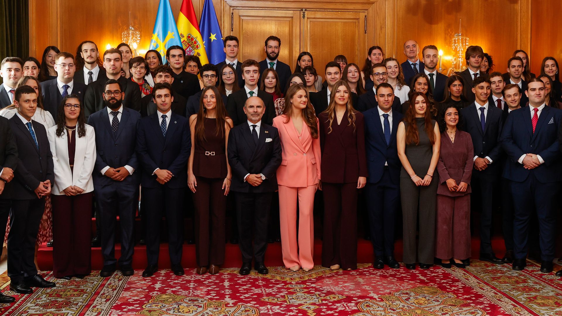 La princesa Leonor y la infanta Sofía, durante una audiencia con los galardonados con los Premios Fin de Carrera de la Universidad de Oviedo, el 23 de octubre de 2026