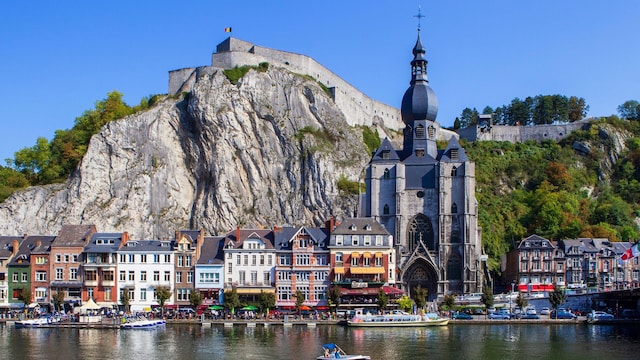 Panorámica de Dinant, una escapada perfecta cerca de Bruselas, una pequeña ciudad a orillas de río Mosel