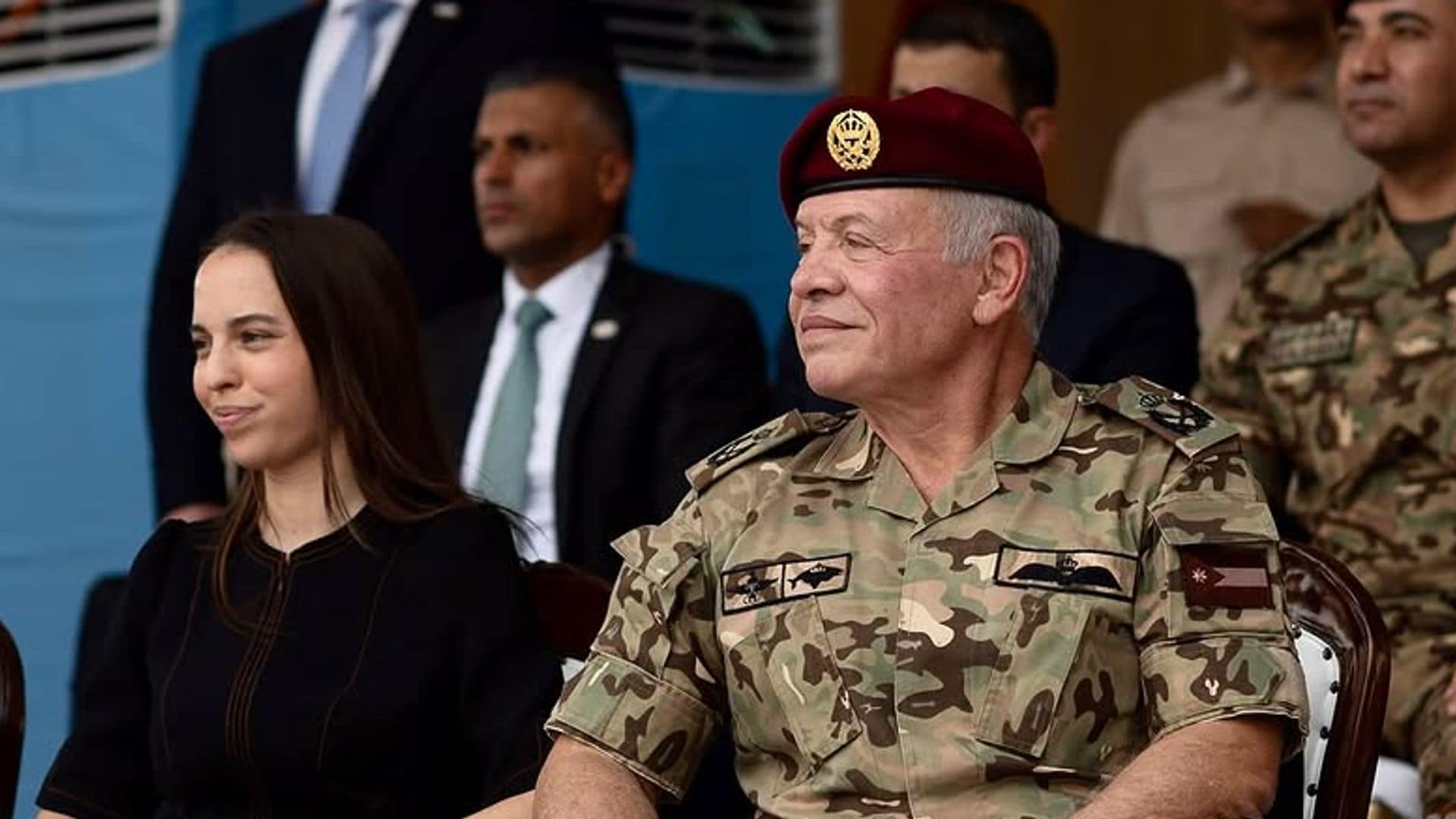 La princesa Salma de Jordania junto a su padre, el rey Abdalá