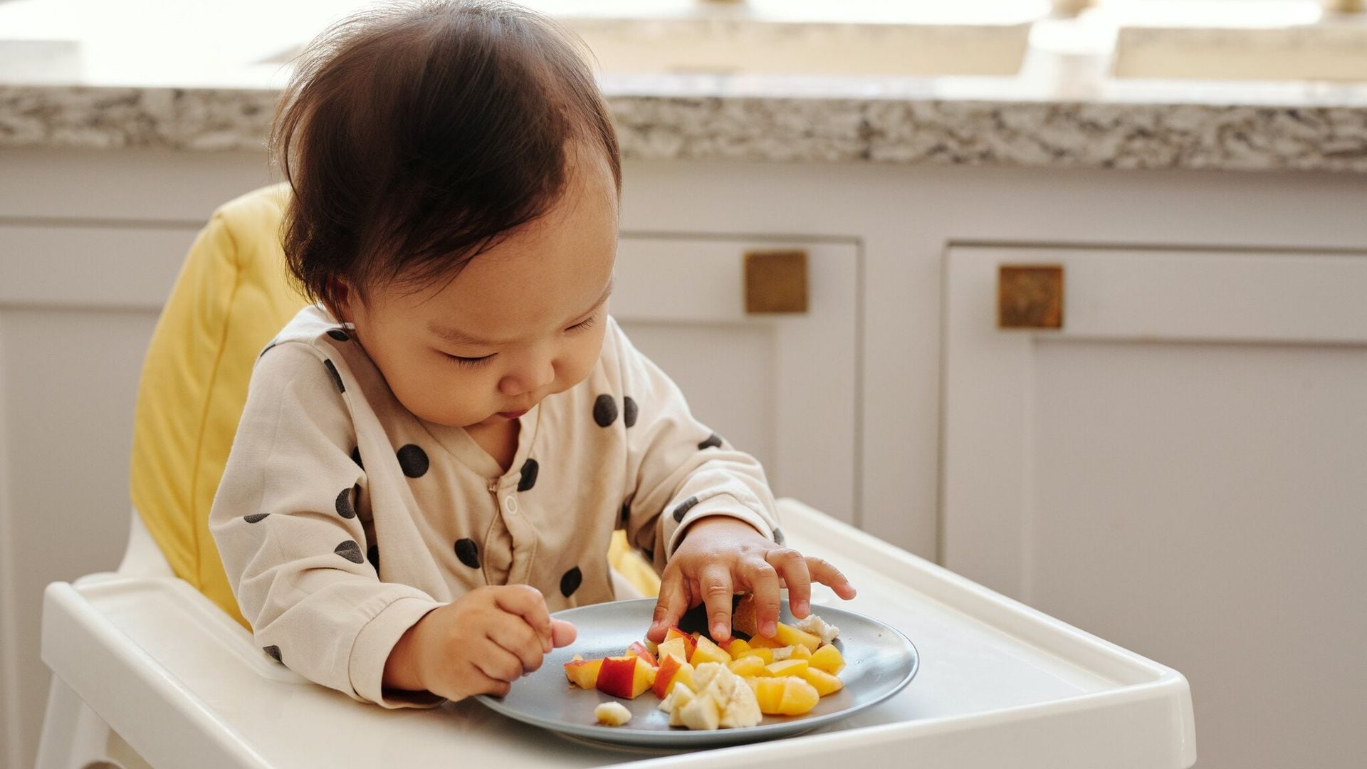 ¿Por qué mi bebé tira la comida al suelo?