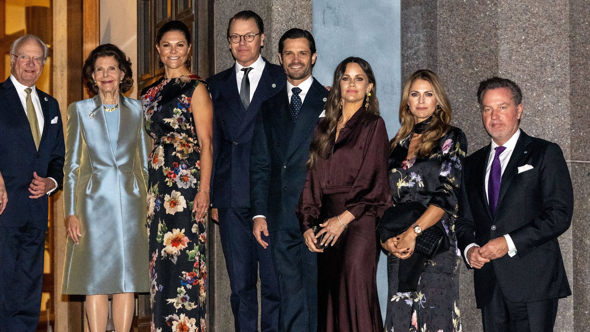 Los Reyes de Suecia con sus tres hijos y sus tres parejas en el Concert Hall de Estocolmo con motivo de la Apertura del Parlamento