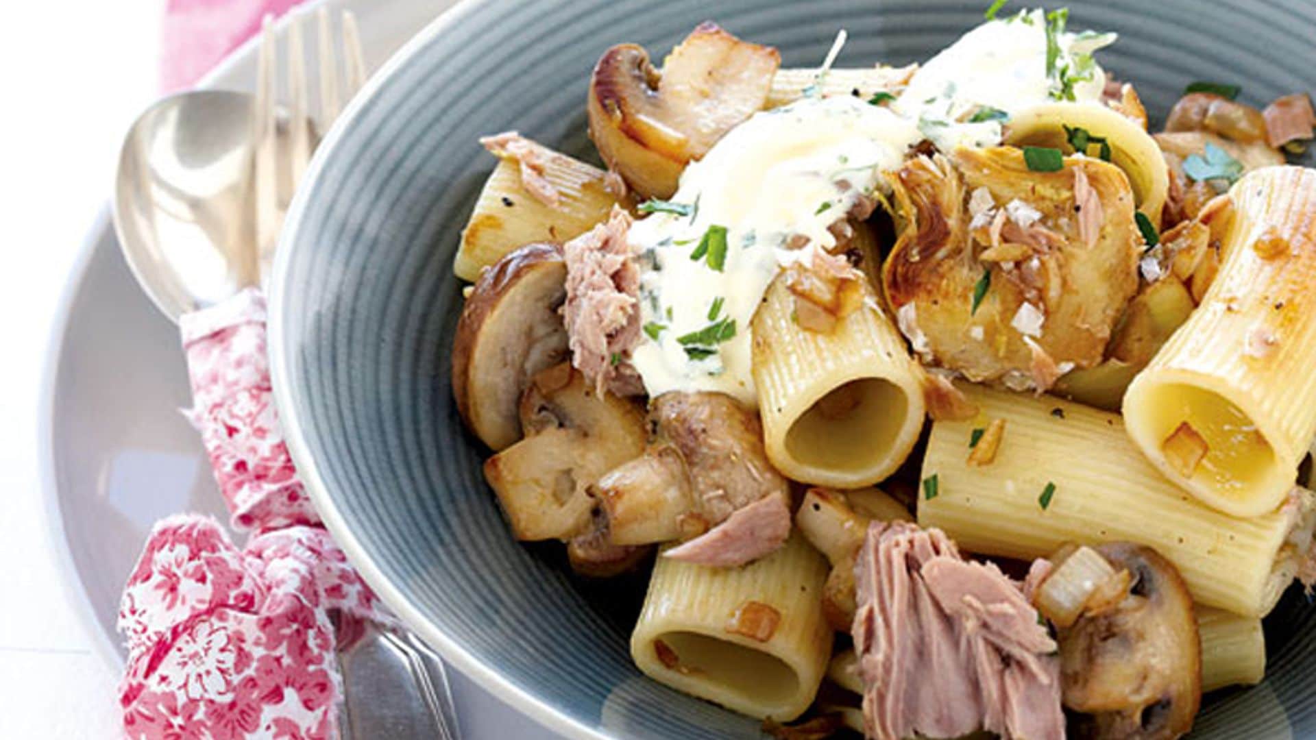 Rigatones con atún, setas y corazones de alcachofa