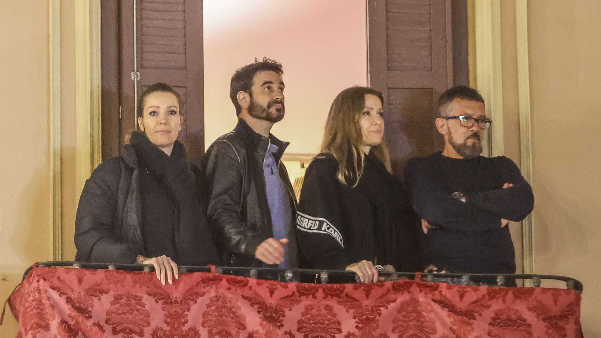 Antonio Banderas, Frédéric Lerner, Nicole Kimpel y Barbara Kimpel juntos en un balcón disfrutando de la Semana Santa de Málaga 