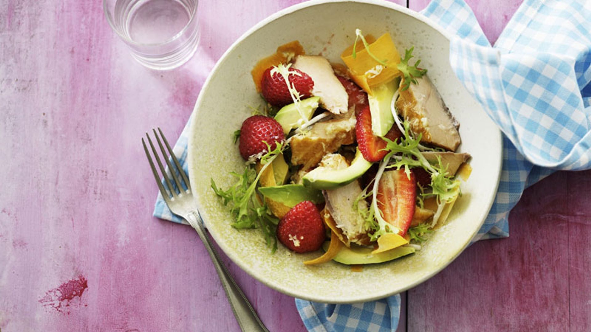 Ensalada de fresas, aguacate y pollo