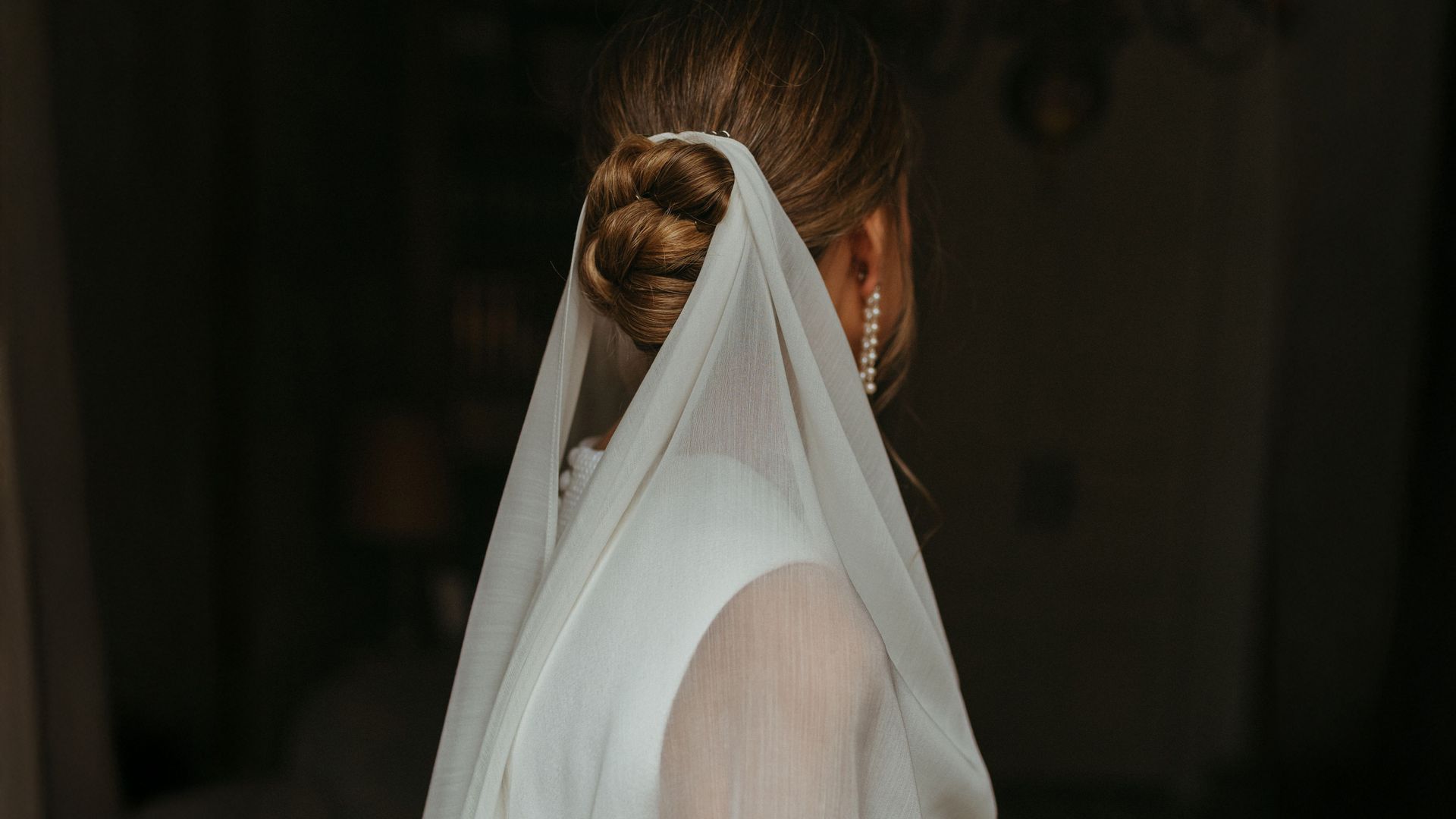 8 moños elegantes para novias con velo que, según 
