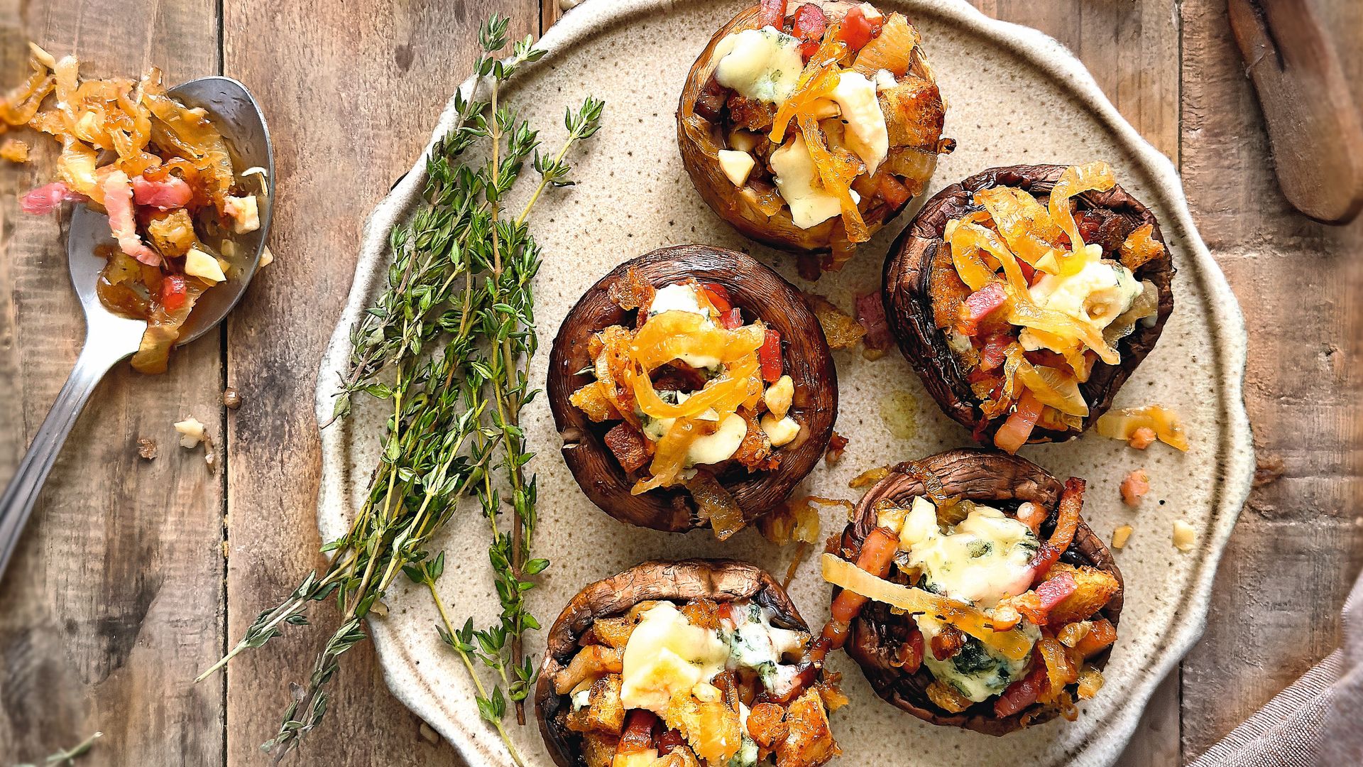 Portobellos rellenos de panceta y cebolla caramelizada