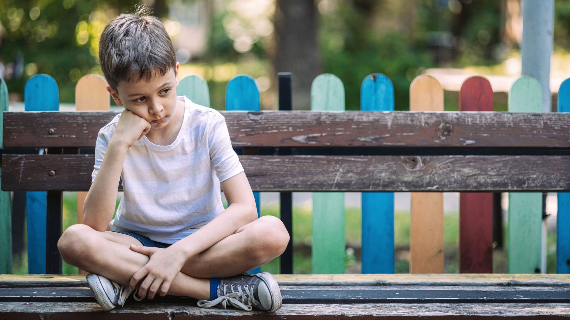 Niño triste en el parque