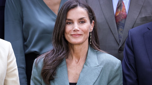 La reina Letizia con traje verde de Mango y pendientes largos en Madrid