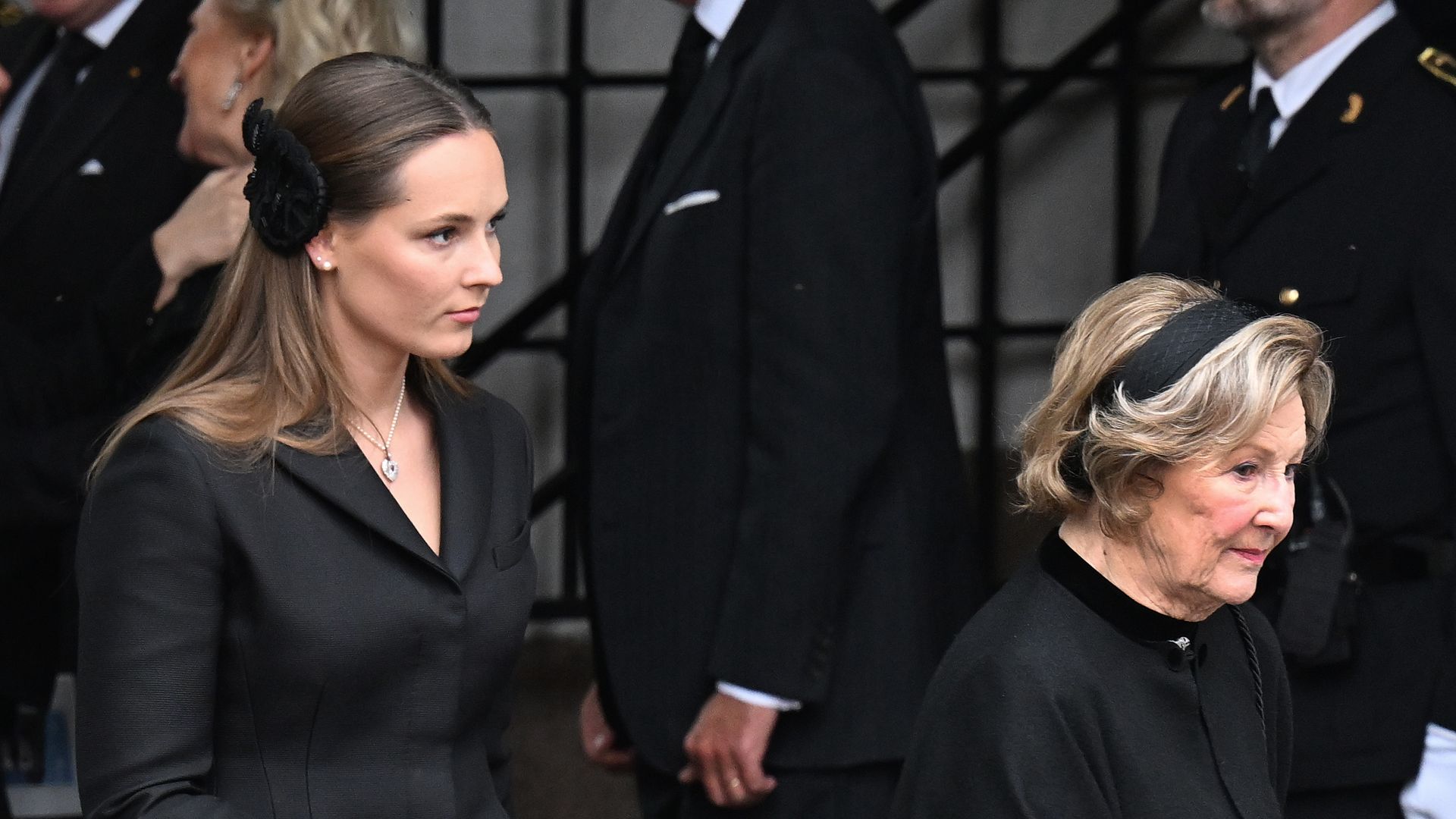 Ingrid de Noruega y la reina Sonia durante el funeral de la princesa Astrid