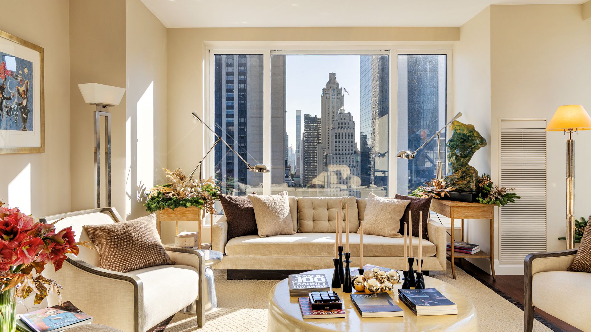 MÁGICA NAVIDAD CON LA DISEÑADORA DE LAS ESTRELLAS CELIA KRITHARIOTI EN SU IMPRESIONANTE CASA DE NUEVA YORK, CON VISTAS A CENTRAL PARK