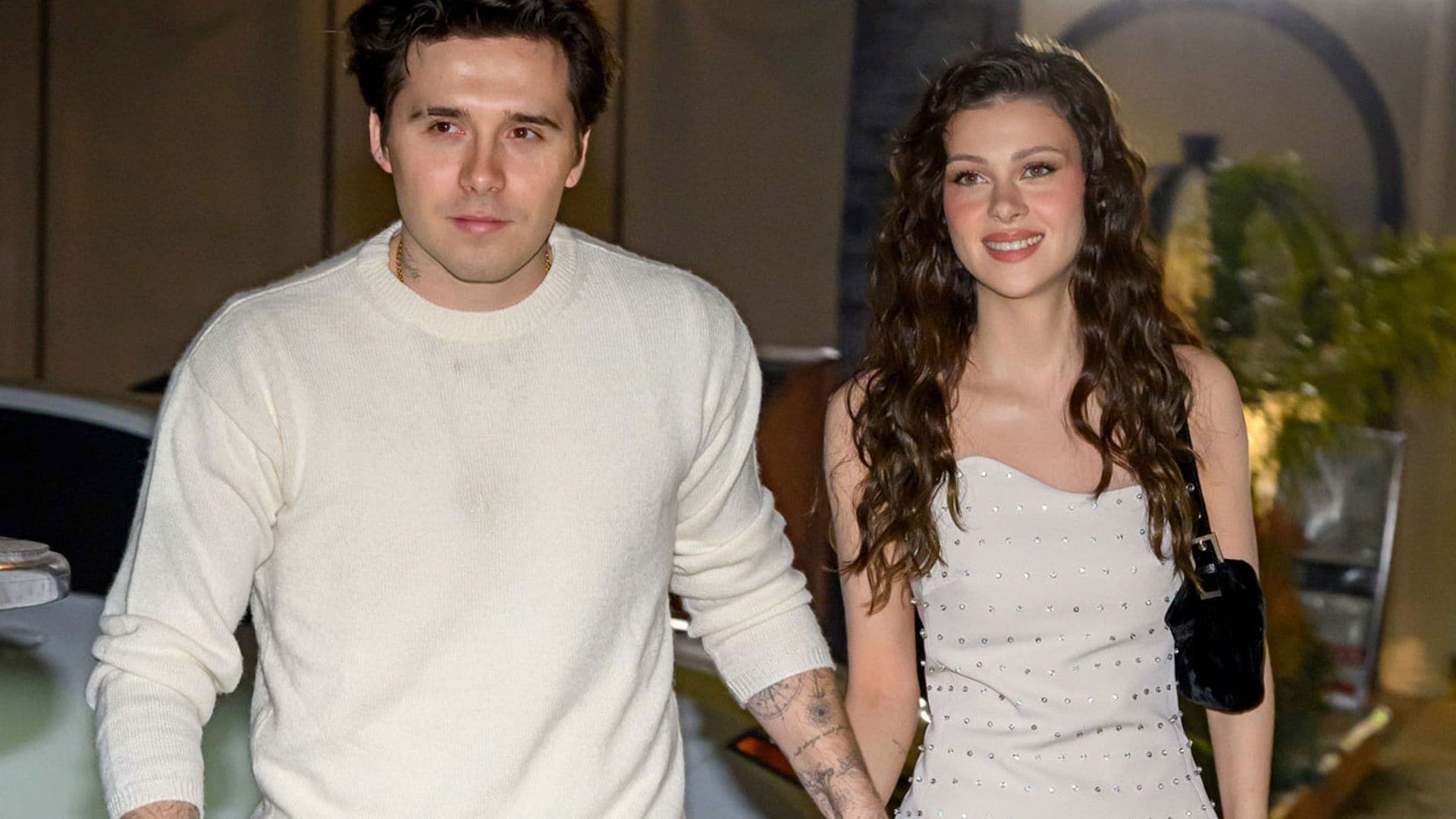 Nicola Peltz apuesta por la moda sostenible y asequible, ¿adivinas de dónde es su vestido?