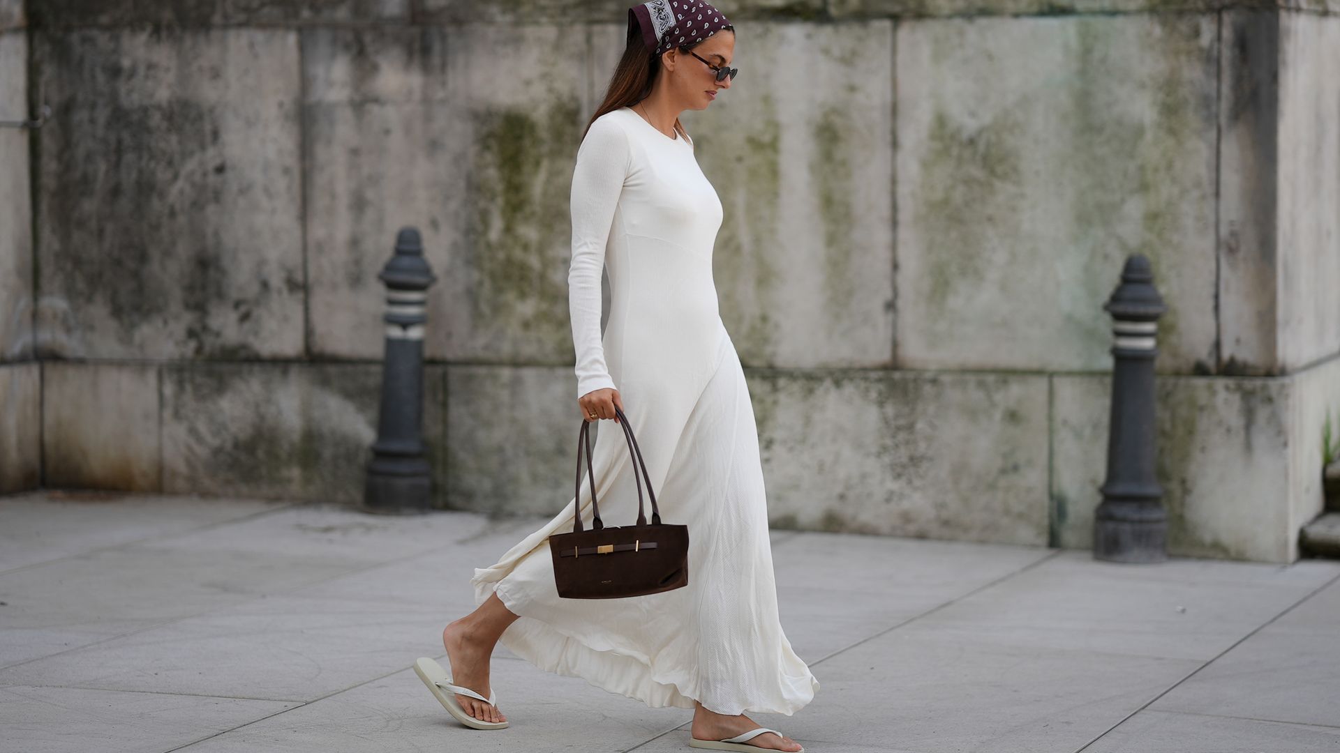 Estilo effortless: maxi vestido, accesorios de lujo y un toque veraniego