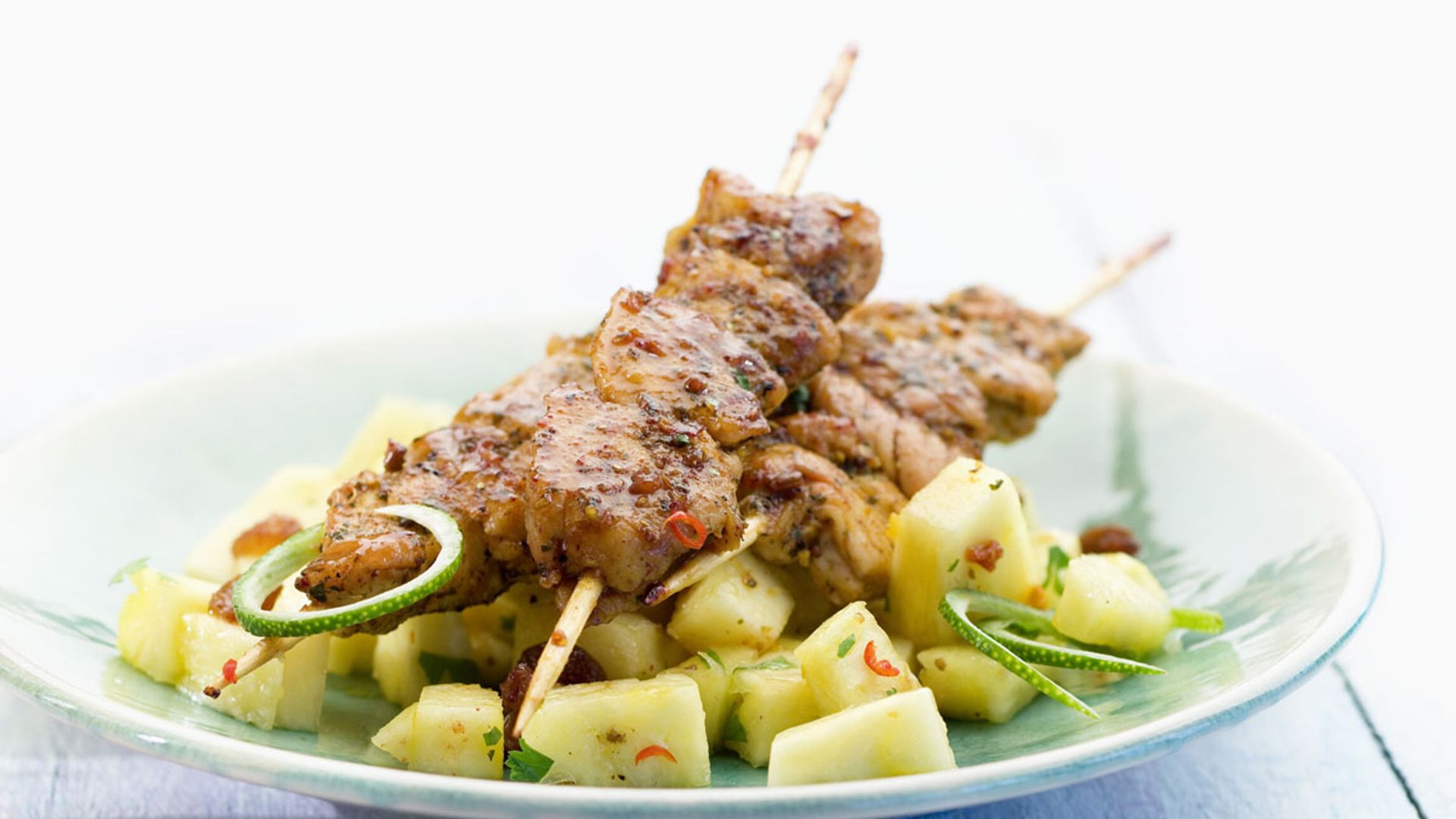 Brochetas de cerdo picante con piña