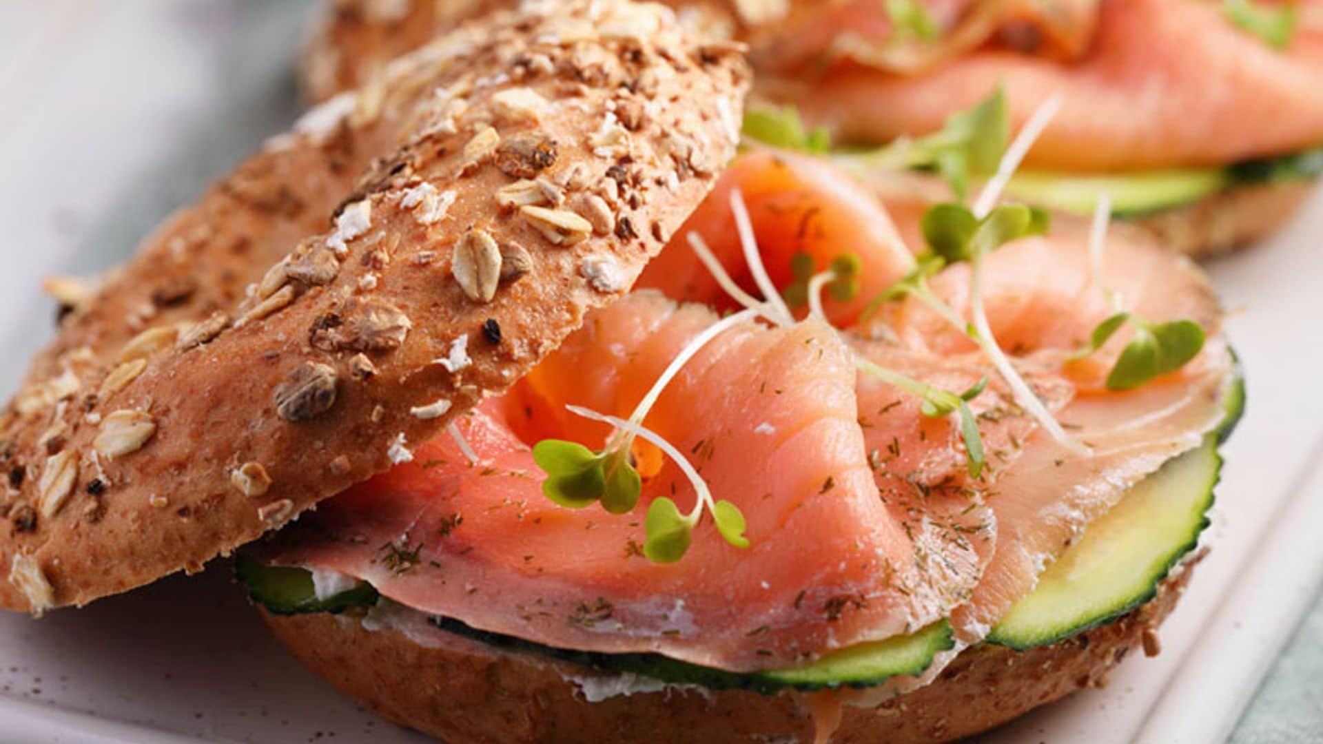 'Bagel' de semillas con salmón ahumado, queso crema y pepino