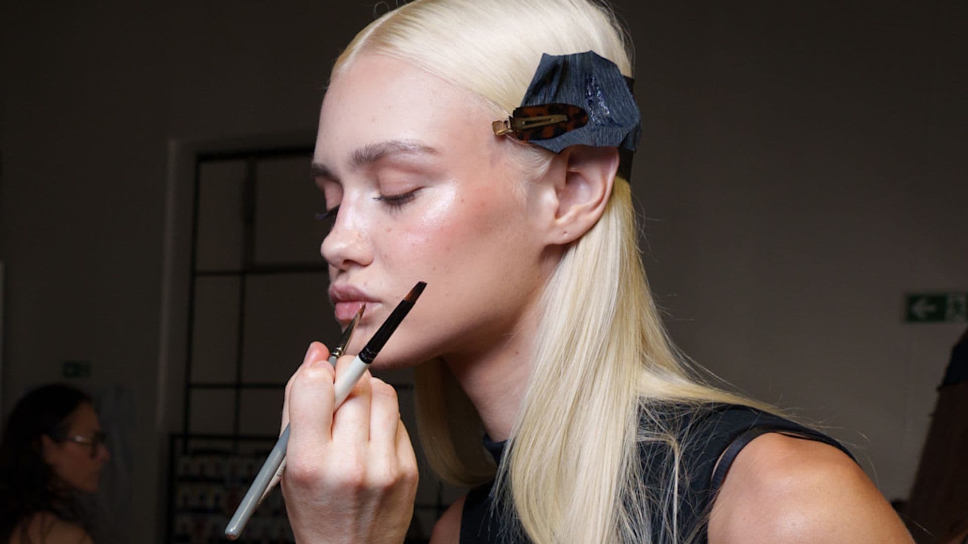 Modelo en el backstage del desfile de Juun J 