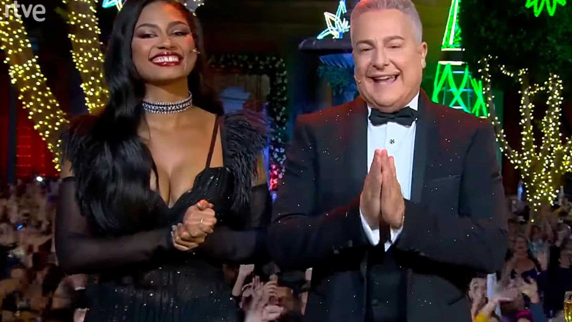 El espectacular vestido de Nia Correia, de 'Operación Triunfo', lleno de transparencias en sus primeras Campanadas