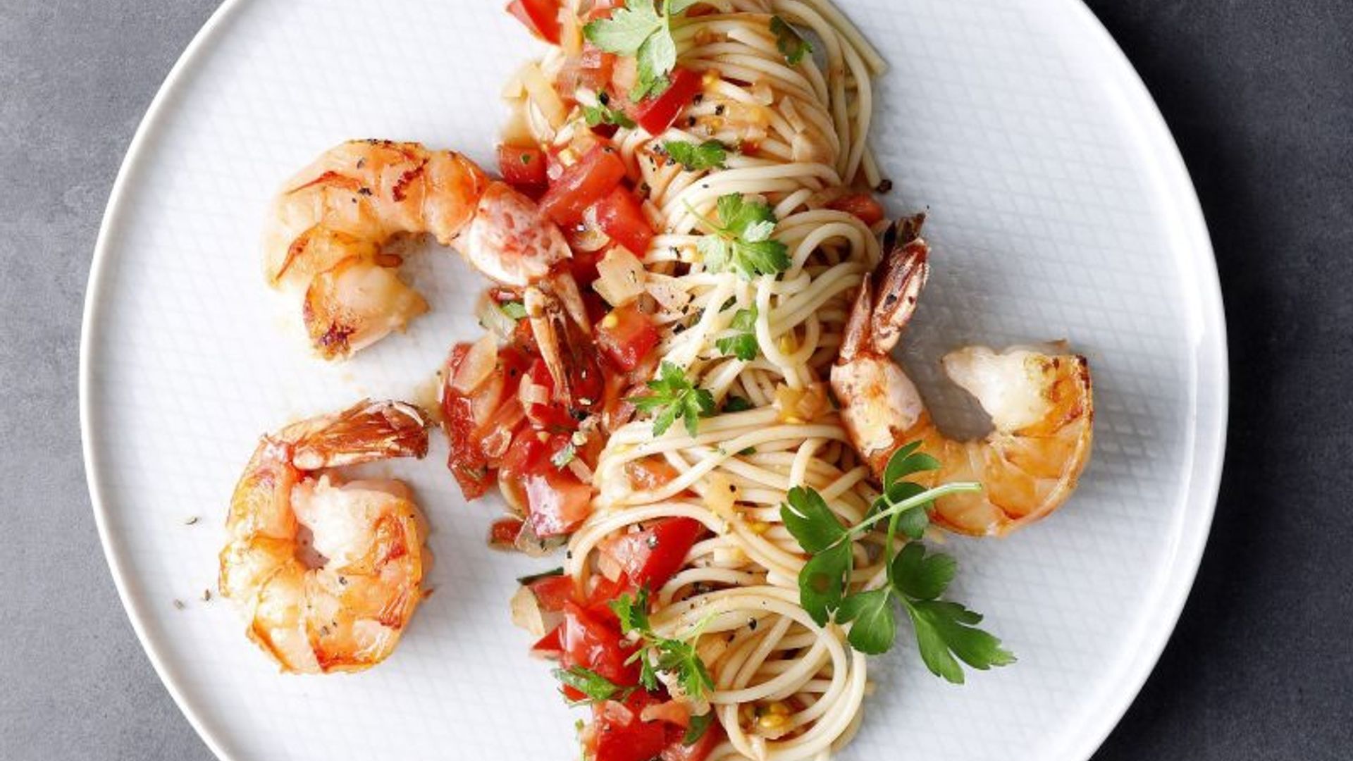 Espaguetis con tomate y gambones