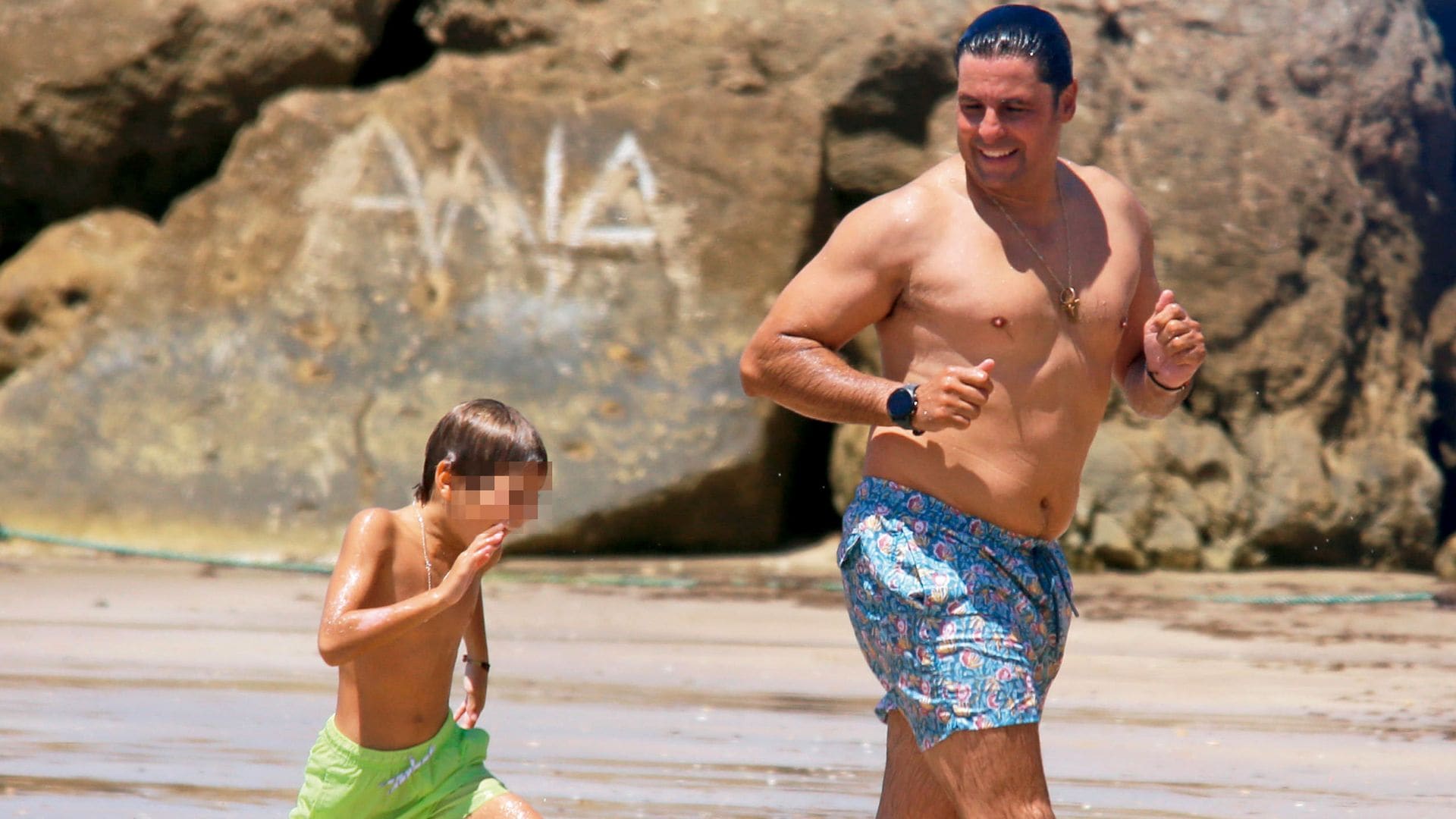 Fran Rivera, bañador, juegos y risas: las fotos de su divertido día de playa con su hijo Curro